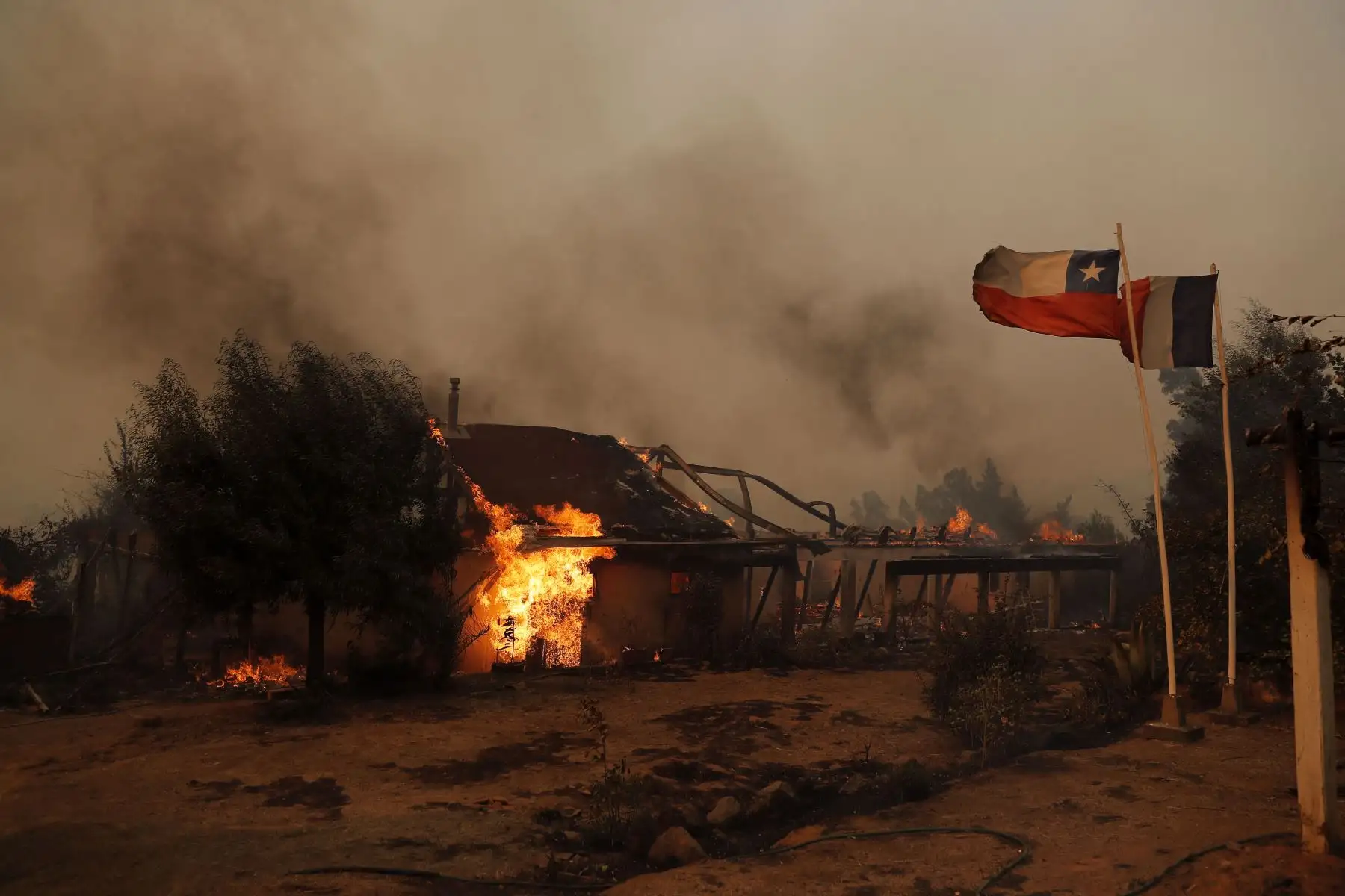 Las llamas consumen una casa durante un incendio en Santa Juana, provincia de Concepción, Chile el 3 de febrero de 2023.

Foto:AFP