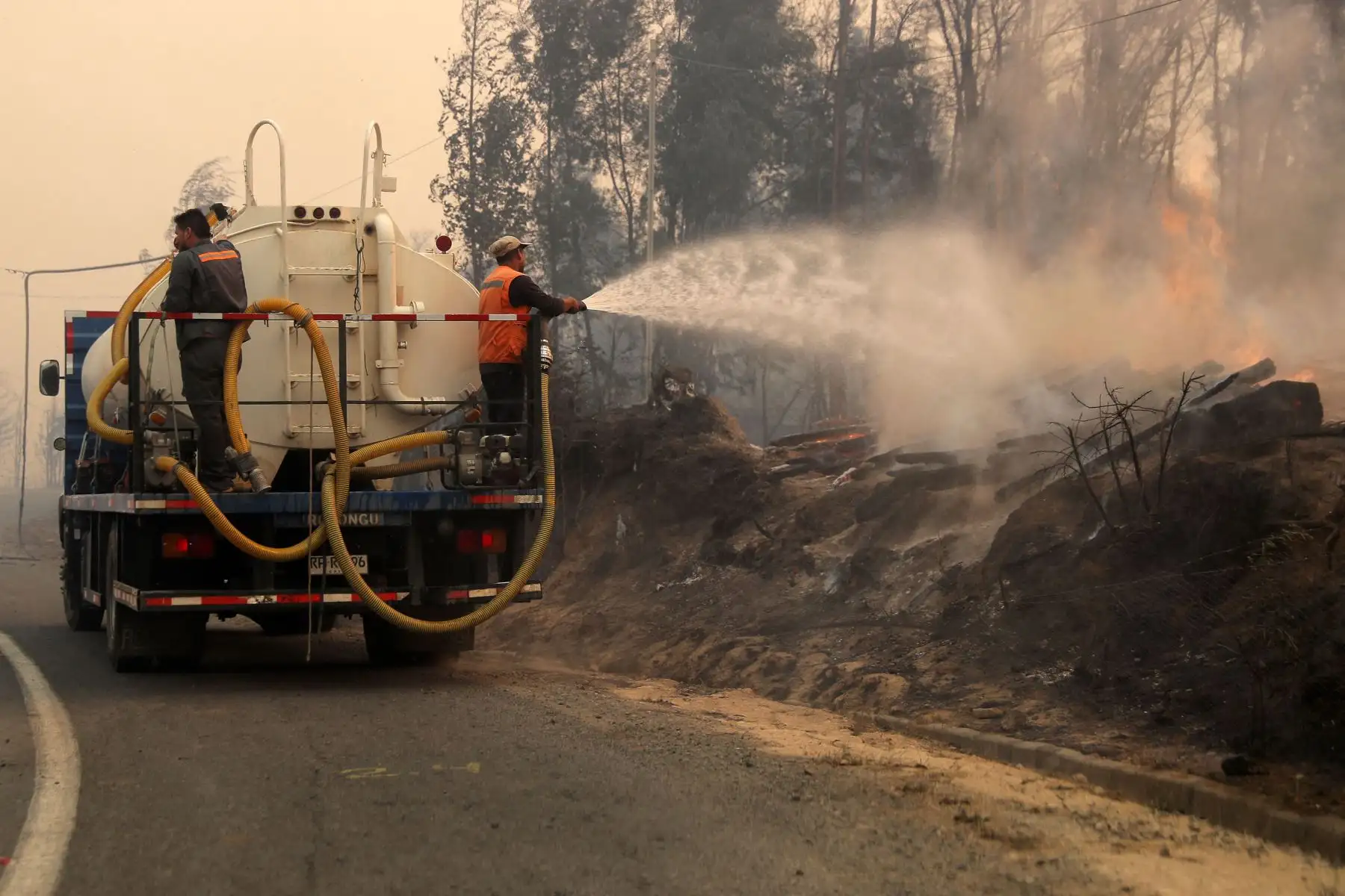 Chile declaró estado de desastre en varias regiones del centro-sur después de que una devastadora ola de calor provocara incendios forestales que dejaron cuatro muertos, dijeron las autoridades el Viernes.

Foto: AFP