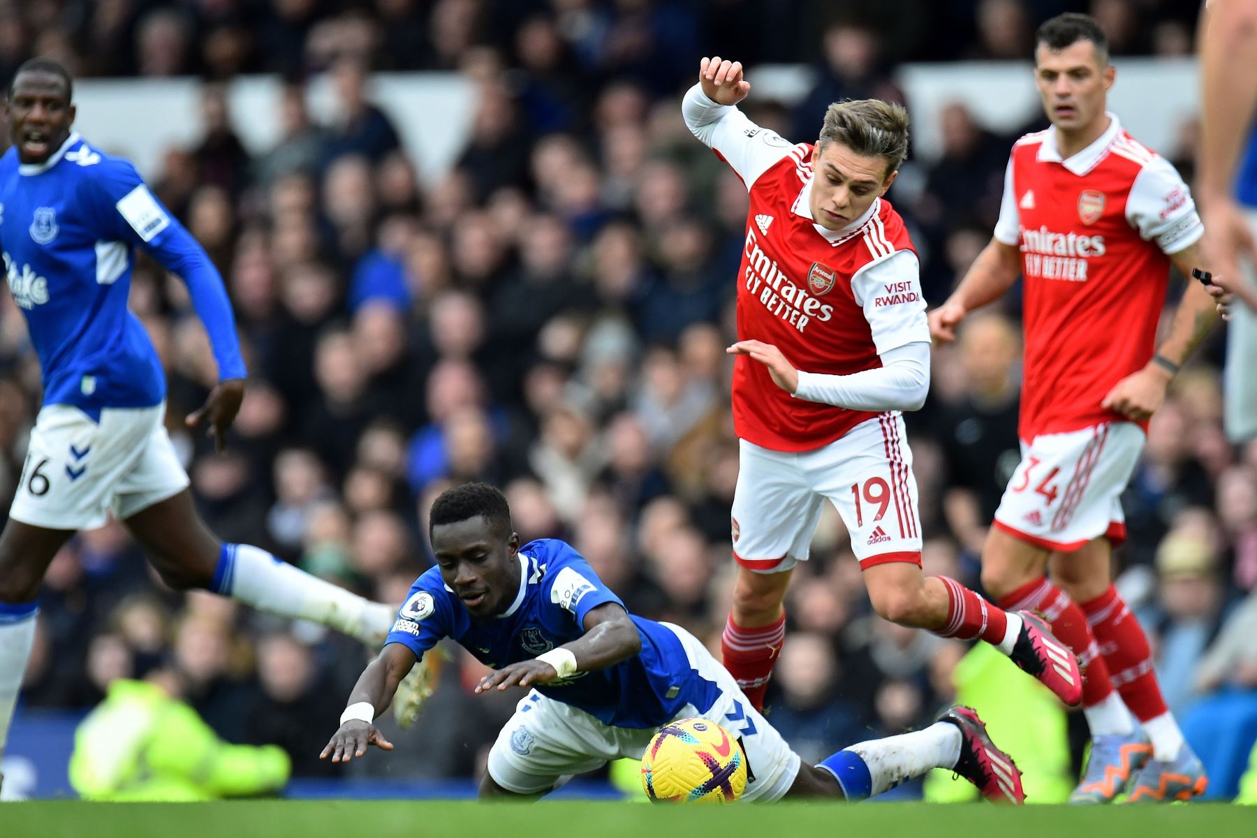 Idrissa Gueye  del Everton es desafiado por Leandro Trossard  del Arsenal durante el partido de fútbol de la Premier League inglesa entre el Everton FC y el Arsenal de Londres en Liverpool, Gran Bretaña,
Foto: EFE