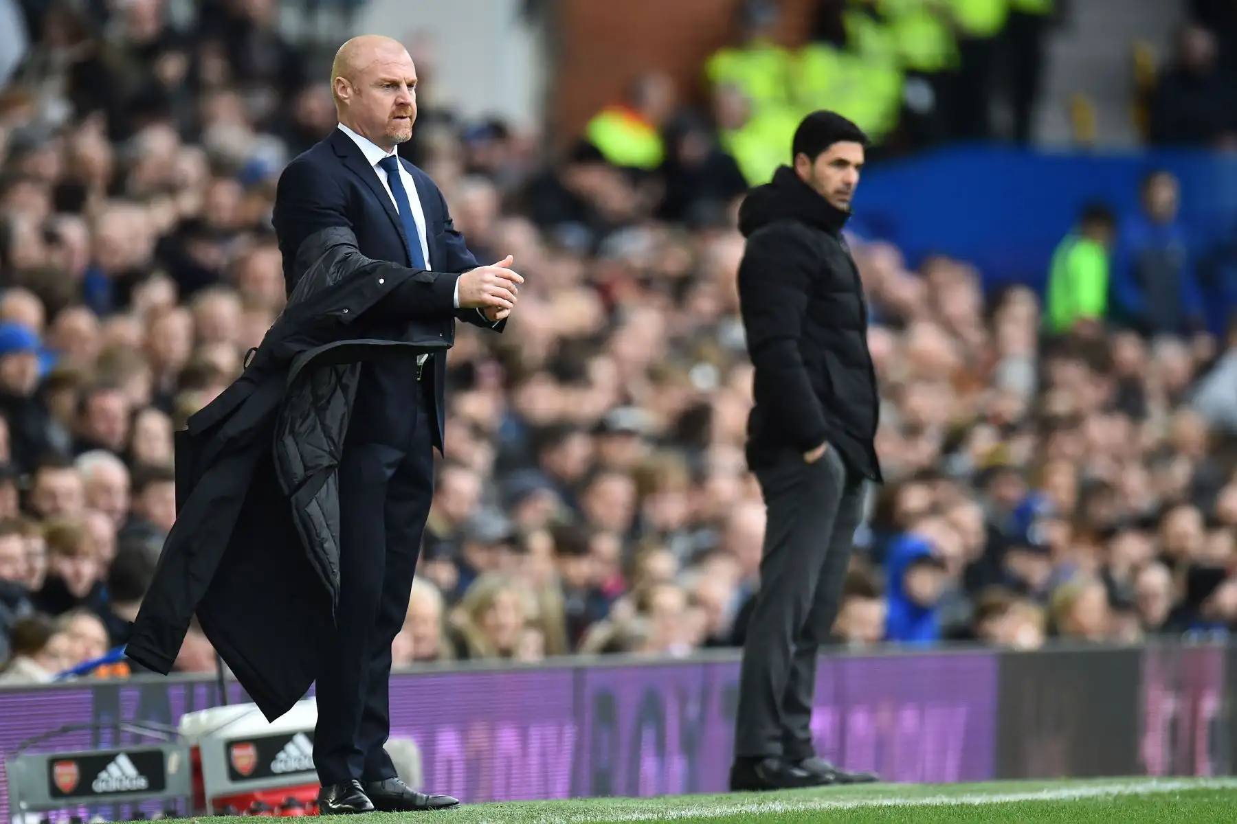 El técnico del Everton, Sean Dyche , y el técnico del Arsenal, Mikel Arteta , reaccionan durante el partido de fútbol de la Premier League inglesa entre el Everton FC y el Arsenal de Londres, en Liverpool, Gran Bretaña.
Foto: EFE