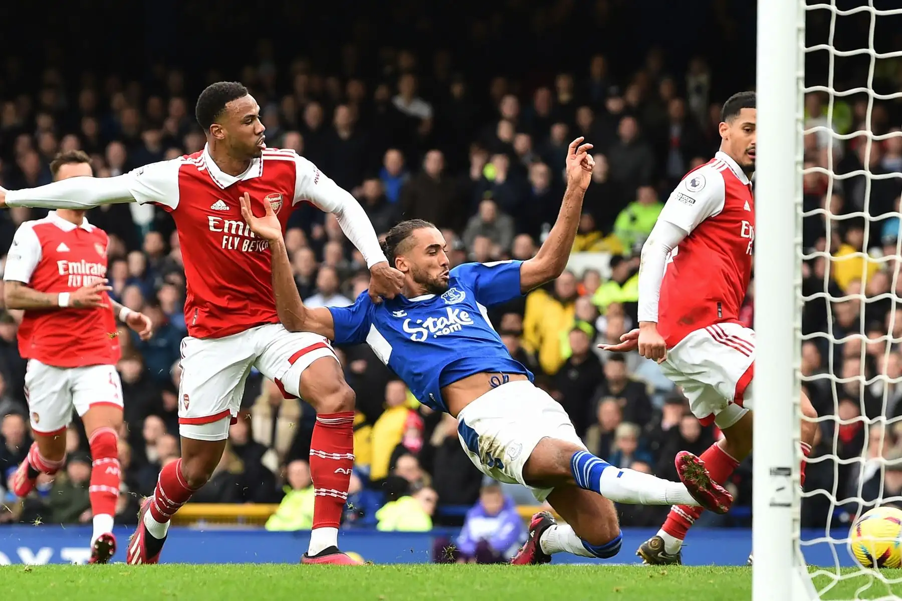 William Saliba del Arsenal en acción contra Dominic Calvert-Lewin  del Everton durante el partido de fútbol de la Premier League inglesa entre el Everton FC y el Arsenal London en Liverpool, Gran Bretaña.
Foto: EFE