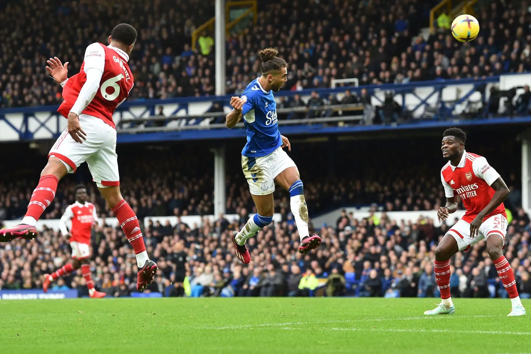 Dominic Calvert-Lewin del Everton hace un intento contra el Arsenal con un tiro en la cabeza durante el partido de fútbol de la Premier League inglesa entre el Everton FC y el Arsenal de Londres en Liverpool, Gran Bretaña.
Foto: EFE