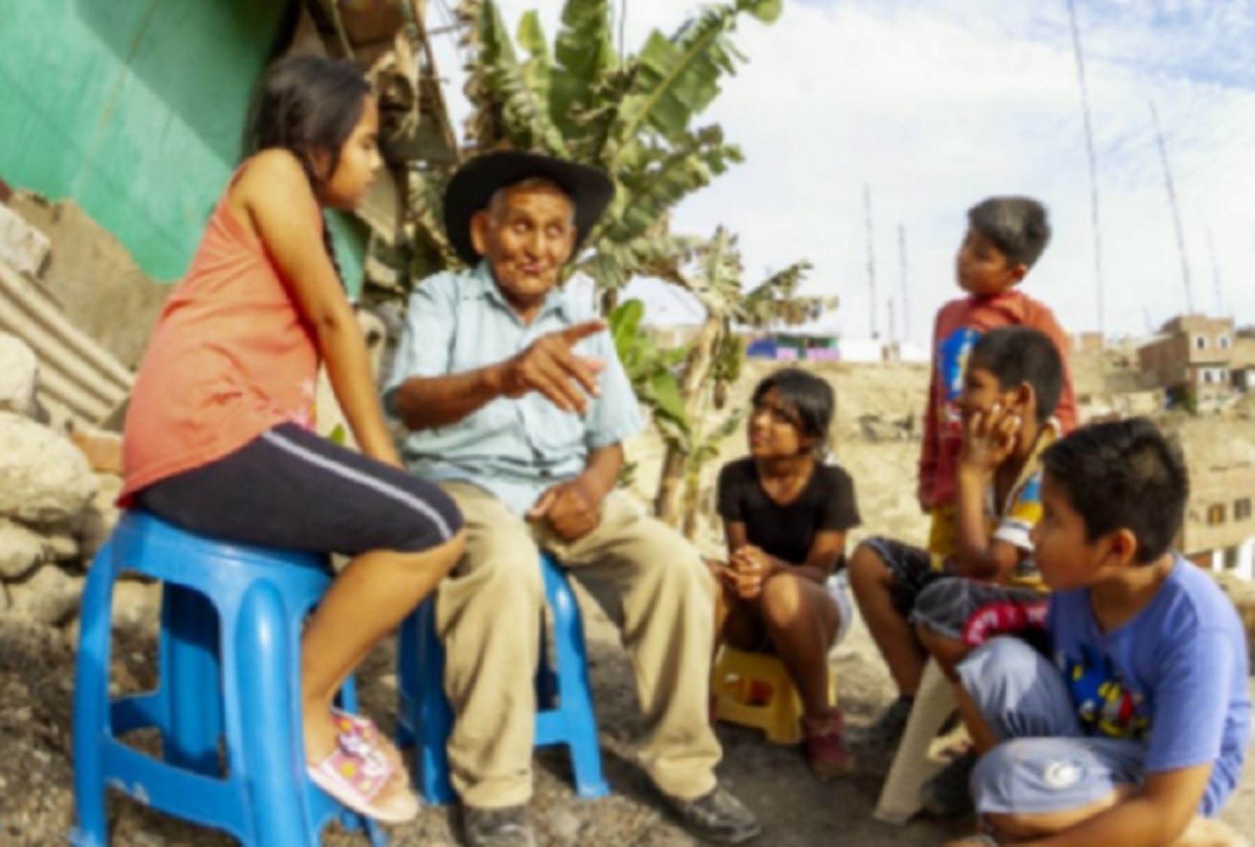 Emilio César Contreras Rojas, un adulto mayor de 86 años, usuario del programa social Pensión 65, y entrañable contador de historias y cuentos que encantan a los niños de su natal Yauyos.