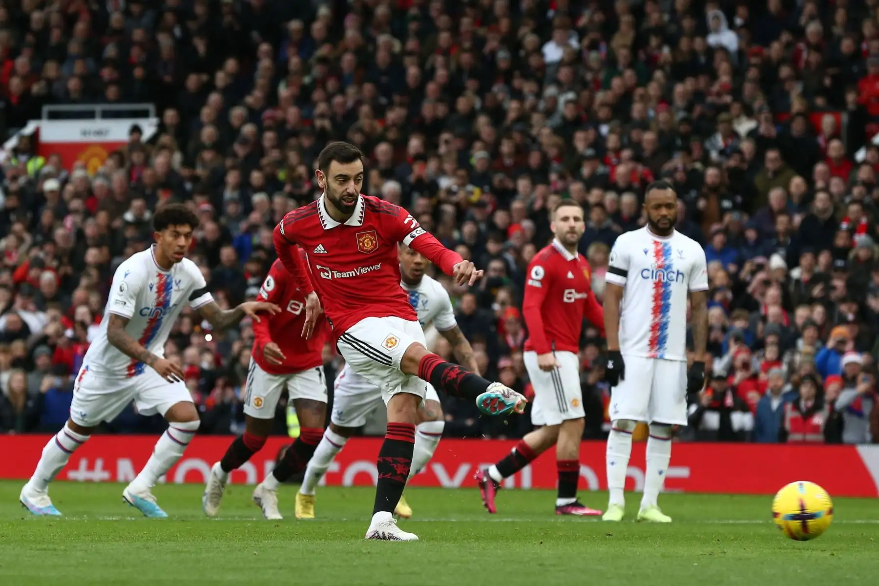 Bruno Fernandes, del Manchester United, anota el 1-0 durante el partido de fútbol de la Premier League inglesa entre el Manchester United y el Crystal Palace en Manchester, Reino Unido.
Foto: EFE
