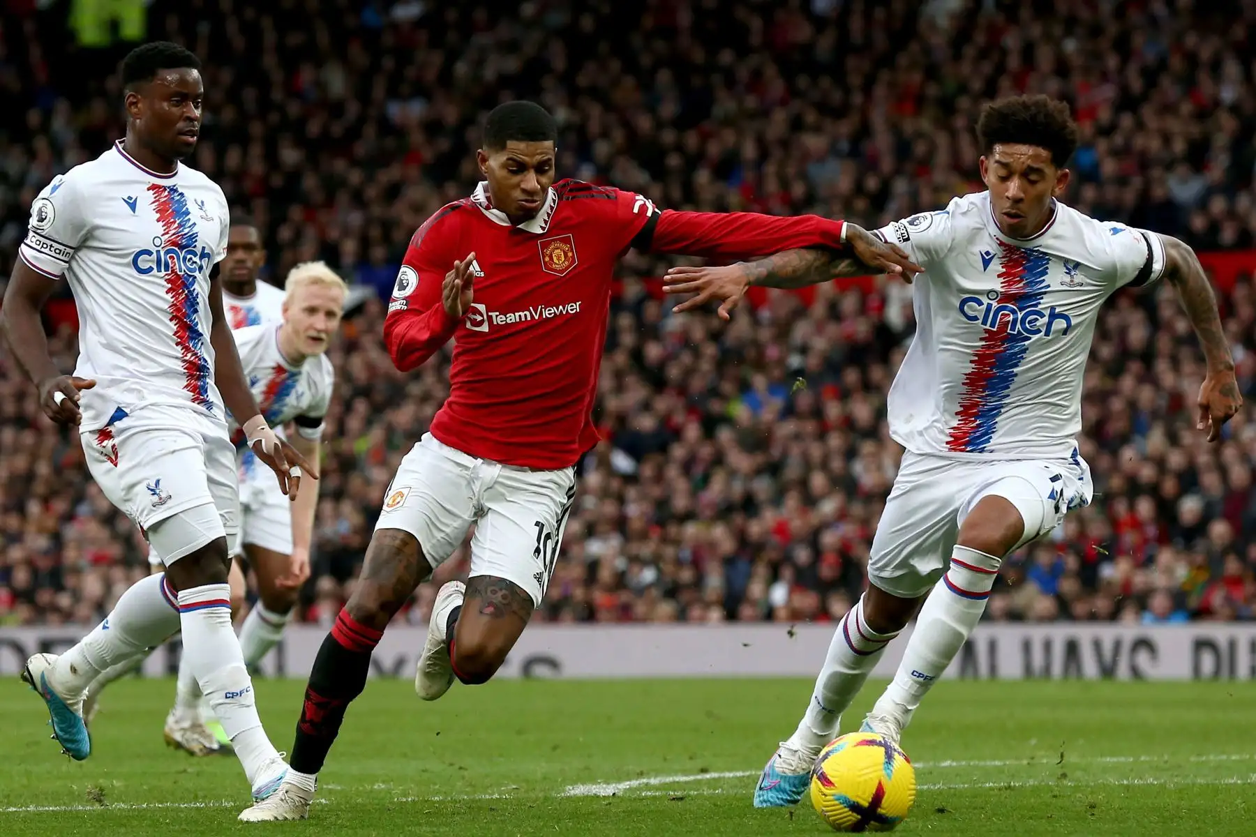 Marcus Rashford del Manchester United en acción contra Joel Ward del Crystal Palace durante el partido de fútbol de la Premier League inglesa entre el Manchester United y el Crystal Palace en Manchester, Gran Bretaña.
Foto: EFE