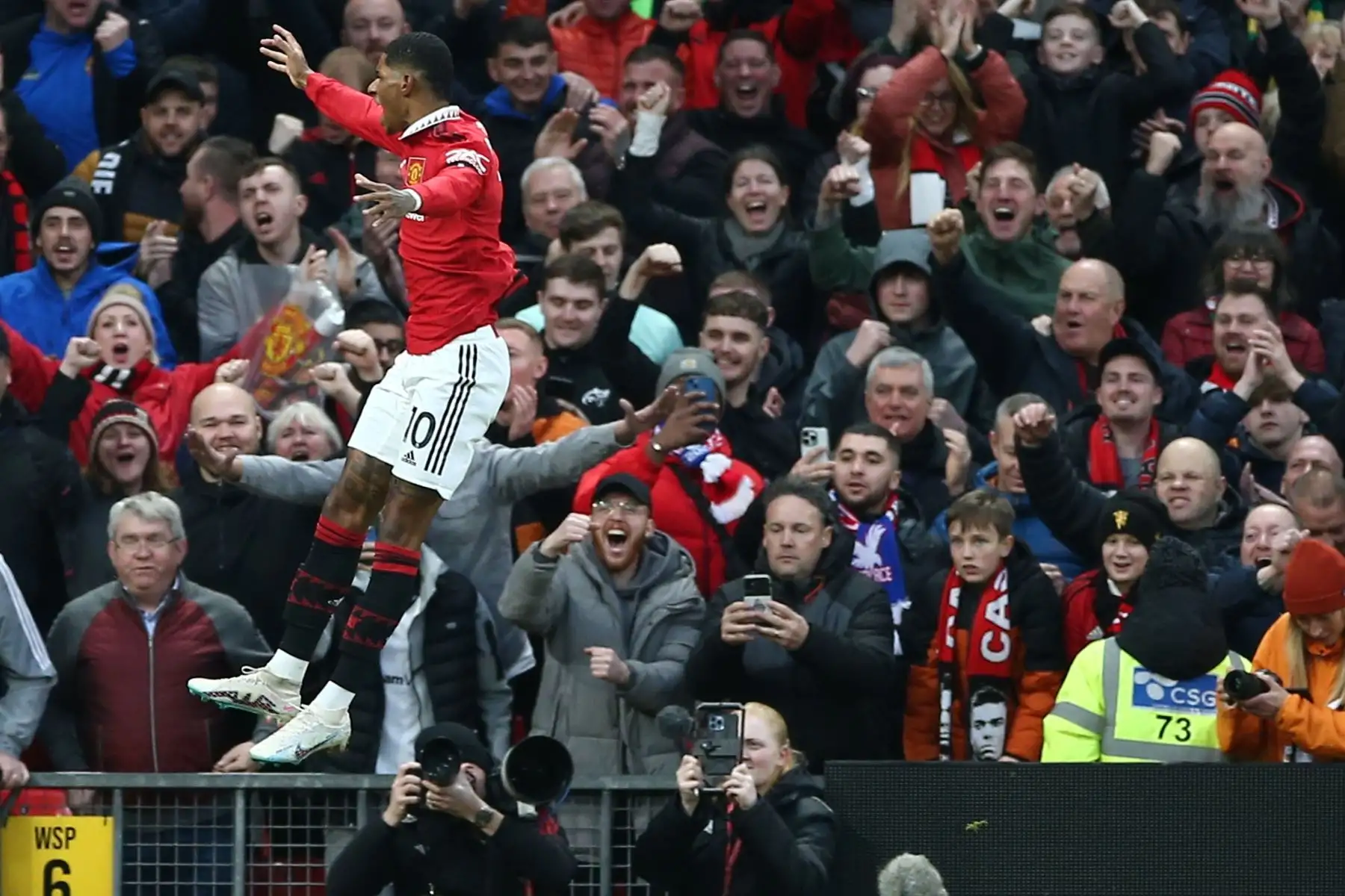 Marcus Rashford, del Manchester United, celebra tras anotar el 2-0 durante el partido de fútbol de la Premier League inglesa entre el Manchester United y el Crystal Palace en Manchester, Gran Bretaña.
Foto: EFE