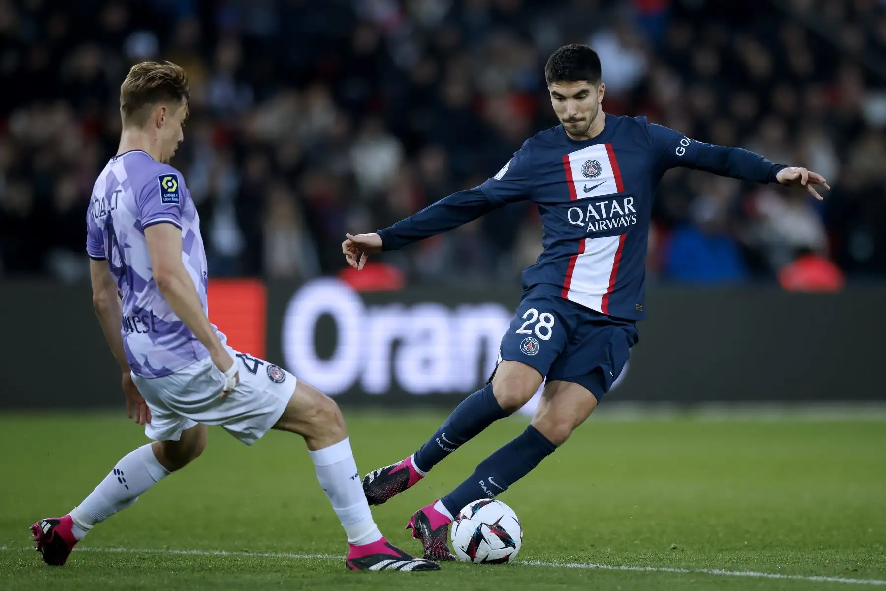Carlos Soler  del Paris Saint Germain y Anthony Rouault del Toulouse en acción durante el partido de fútbol de la Ligue 1 francesa entre el PSG y el Toulouse FC en el estadio Parc des Princes de París.
Foto: EFE