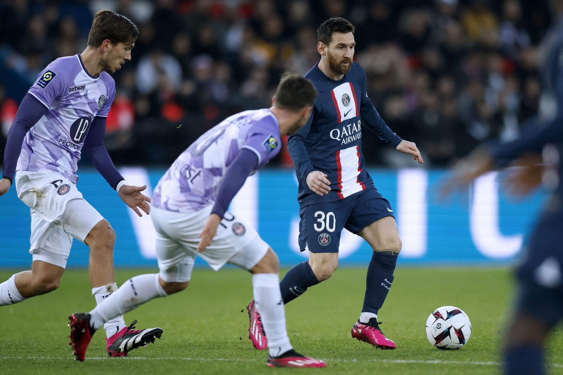 Lionel Messi del Paris Saint Germain en acción durante el partido de fútbol de la Ligue 1 francesa entre el PSG y el Toulouse FC en el estadio Parc des Princes de París, Francia.
Foto: EFE