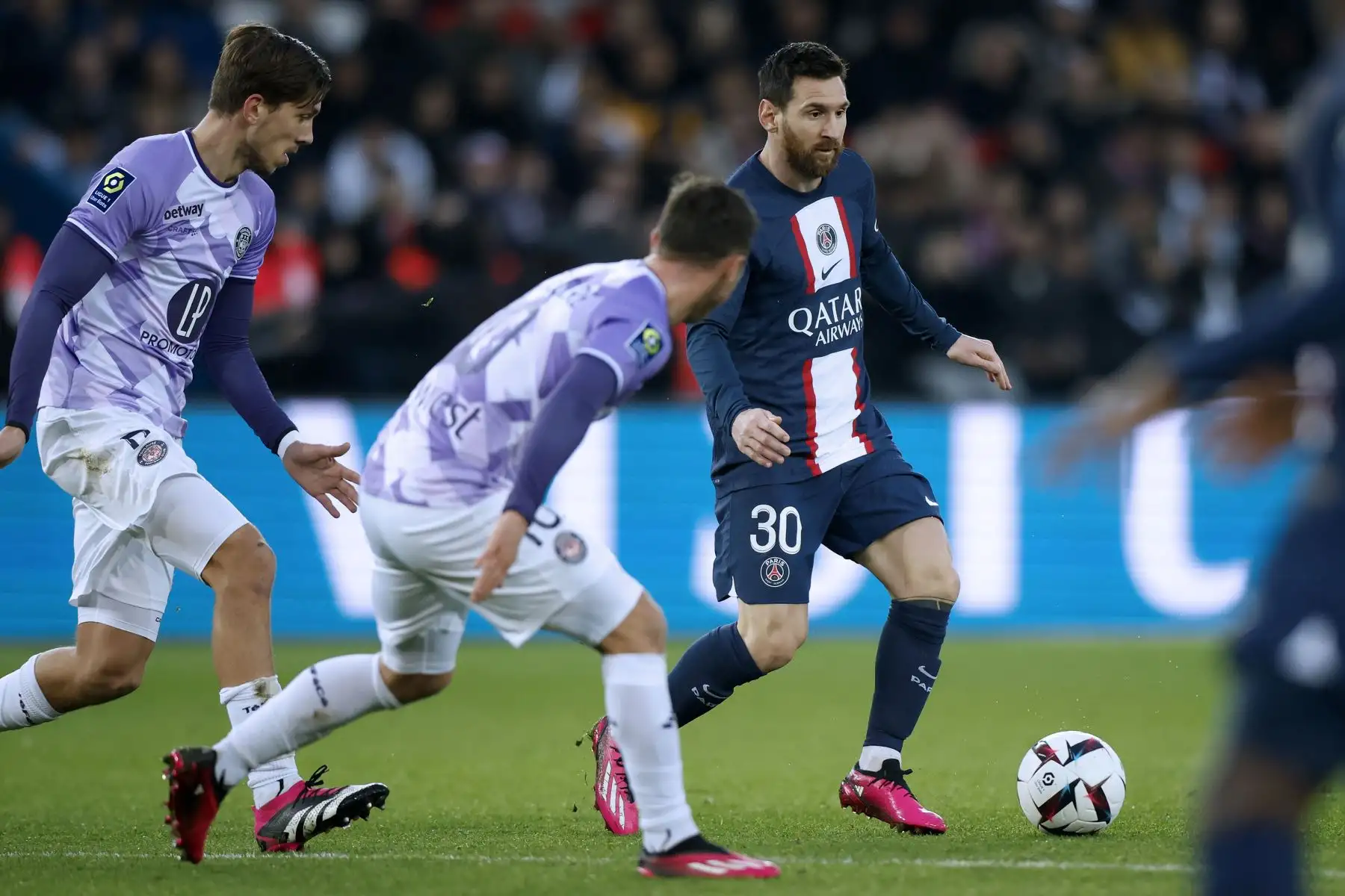 Lionel Messi del Paris Saint Germain en acción durante el partido de fútbol de la Ligue 1 francesa entre el PSG y el Toulouse FC en el estadio Parc des Princes de París, Francia.
Foto: EFE