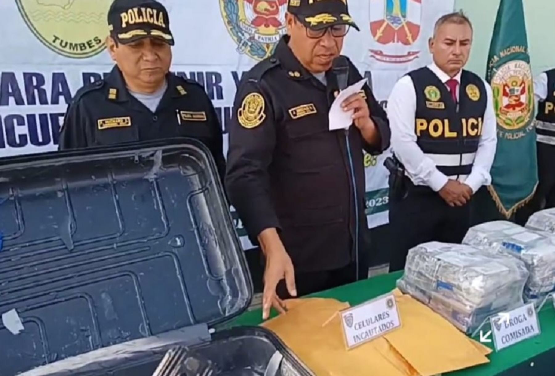 Agentes del Frente Fronterizo de Tumbes de la Policía Nacional del Perú intervinieron a seis ciudadanos colombianos, entre ellos un menor de edad, en el control aduanero de Carpitas, quienes intentaban trasladar 10 kilos de marihuana de alta pureza contenida en tres maletas.