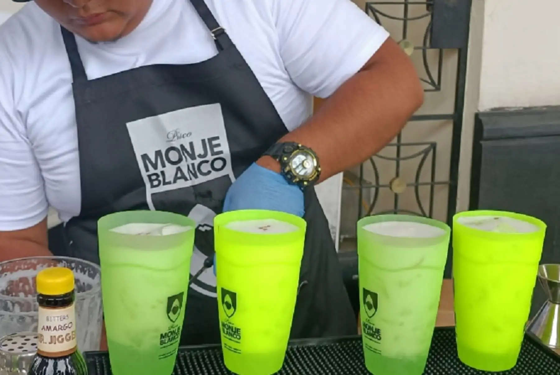 La población de la ciudad de Arequipa celebra hoy el Día Nacional del Pisco Sour que congregó a seis bodegas de pisco arequipeño que participaron del XV Festival del Pisco Sour, organizado por la municipalidad provincial de Arequipa.