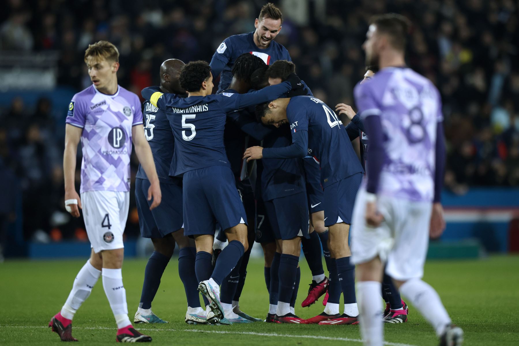 Los jugadores del Paris Saint Germain celebran después de que Lionel Messi anotara la ventaja de 2-1 durante el partido de fútbol de la Ligue 1 francesa entre el PSG y el Toulouse FC.
Foto: EFE