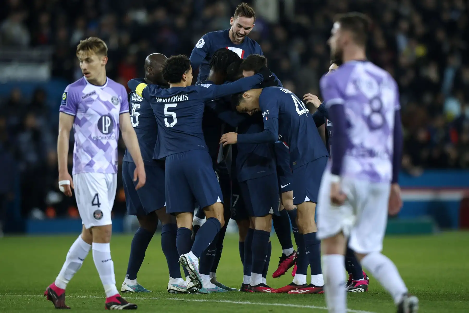 Los jugadores del Paris Saint Germain celebran después de que Lionel Messi anotara la ventaja de 2-1 durante el partido de fútbol de la Ligue 1 francesa entre el PSG y el Toulouse FC.
Foto: EFE