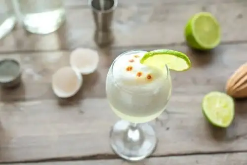 El Indecopi presenta una guía digital con útiles recomendaciones para que los consumidores conozcan cómo comprar pisco autorizado para preparar nuestro emblemático cóctel, evitando así situaciones de riesgo a la salud, por la compra de bebidas adulteradas, y promoviendo el consumo de nuestra principal denominación de origen.