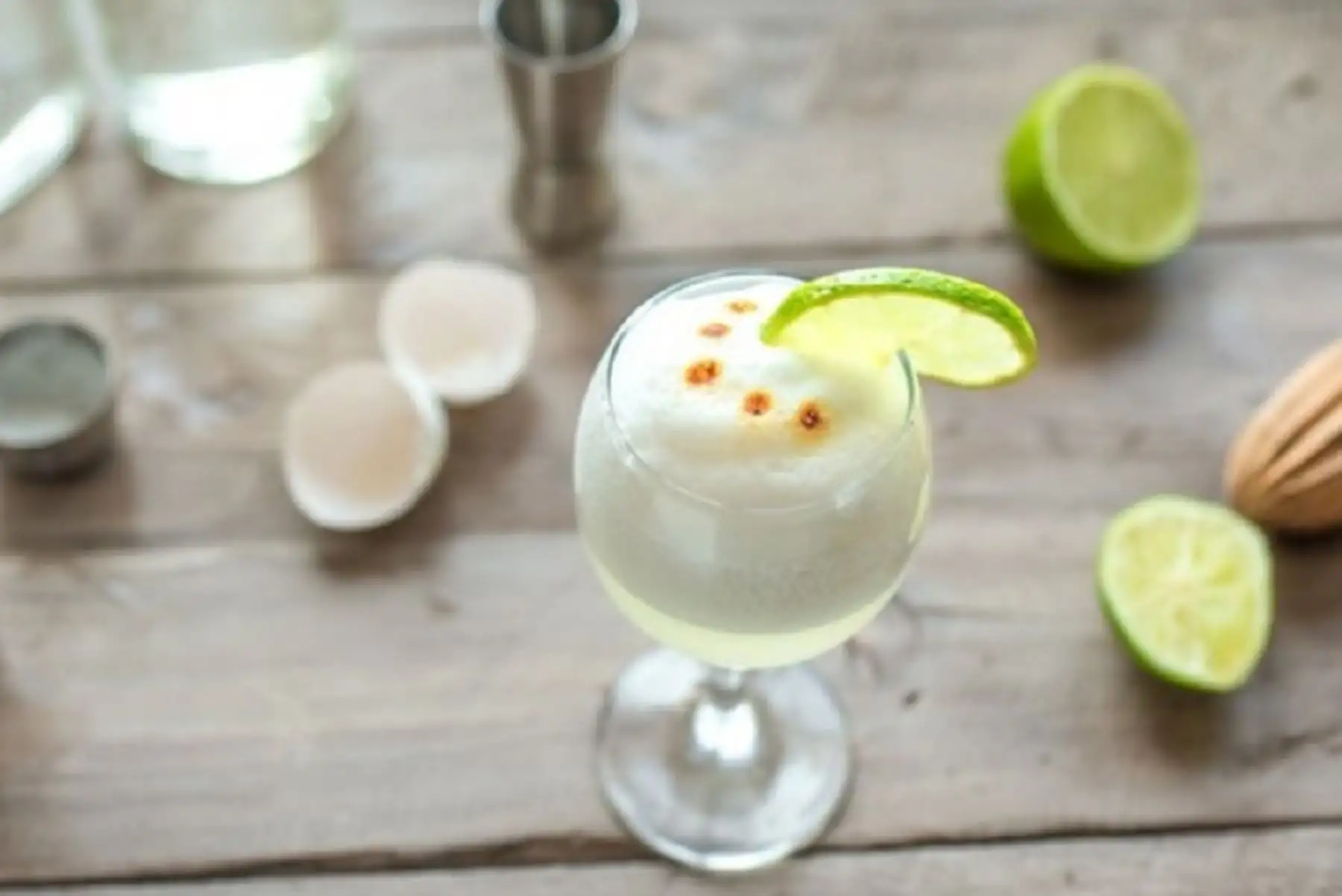 El Indecopi presenta una guía digital con útiles recomendaciones para que los consumidores conozcan cómo comprar pisco autorizado para preparar nuestro emblemático cóctel, evitando así situaciones de riesgo a la salud, por la compra de bebidas adulteradas, y promoviendo el consumo de nuestra principal denominación de origen.