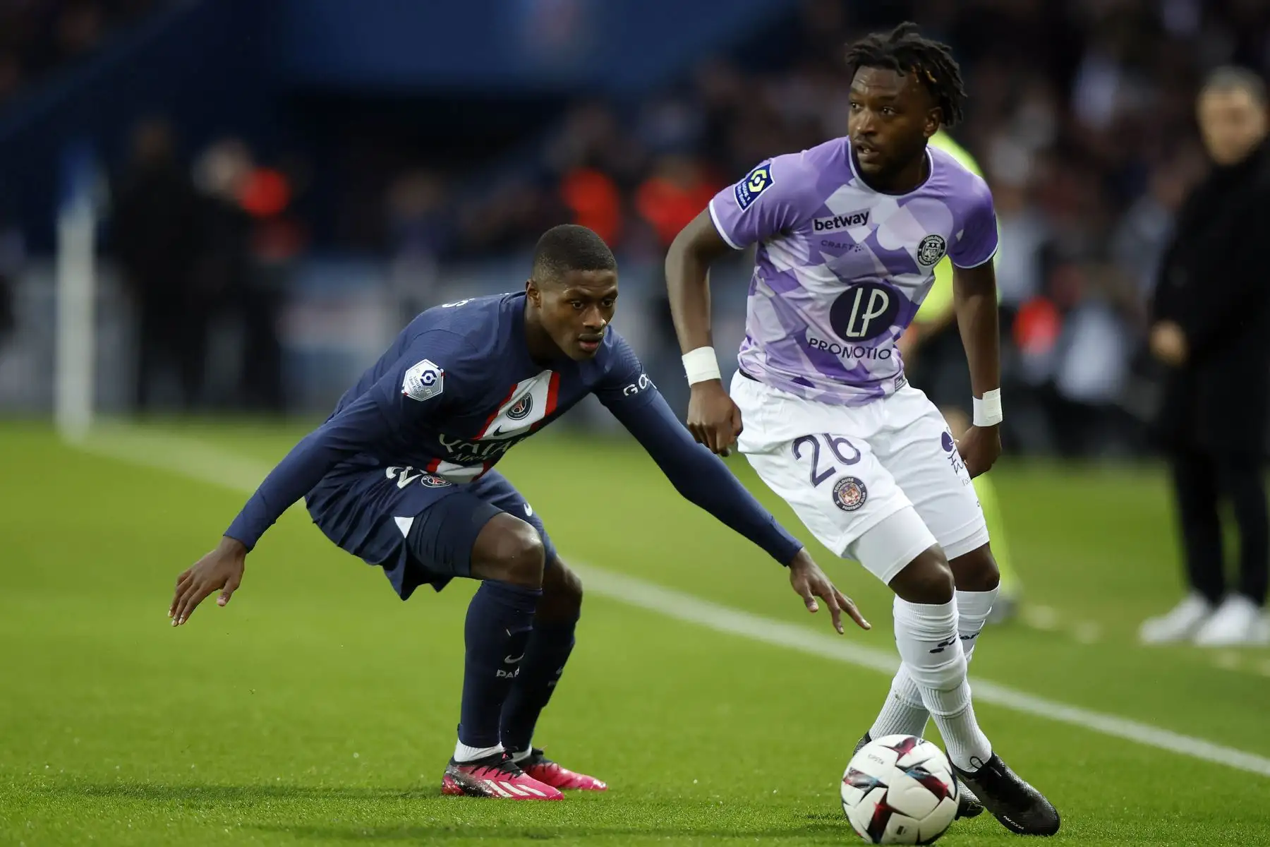 Nuno Mendes del Paris Saint Germain y Waren Kamanzi del Toulouse en acción durante el partido de fútbol de la Ligue 1 francesa entre el PSG y el Toulouse FC en el estadio Parc des Princes de París, Francia.
Foto: EFE