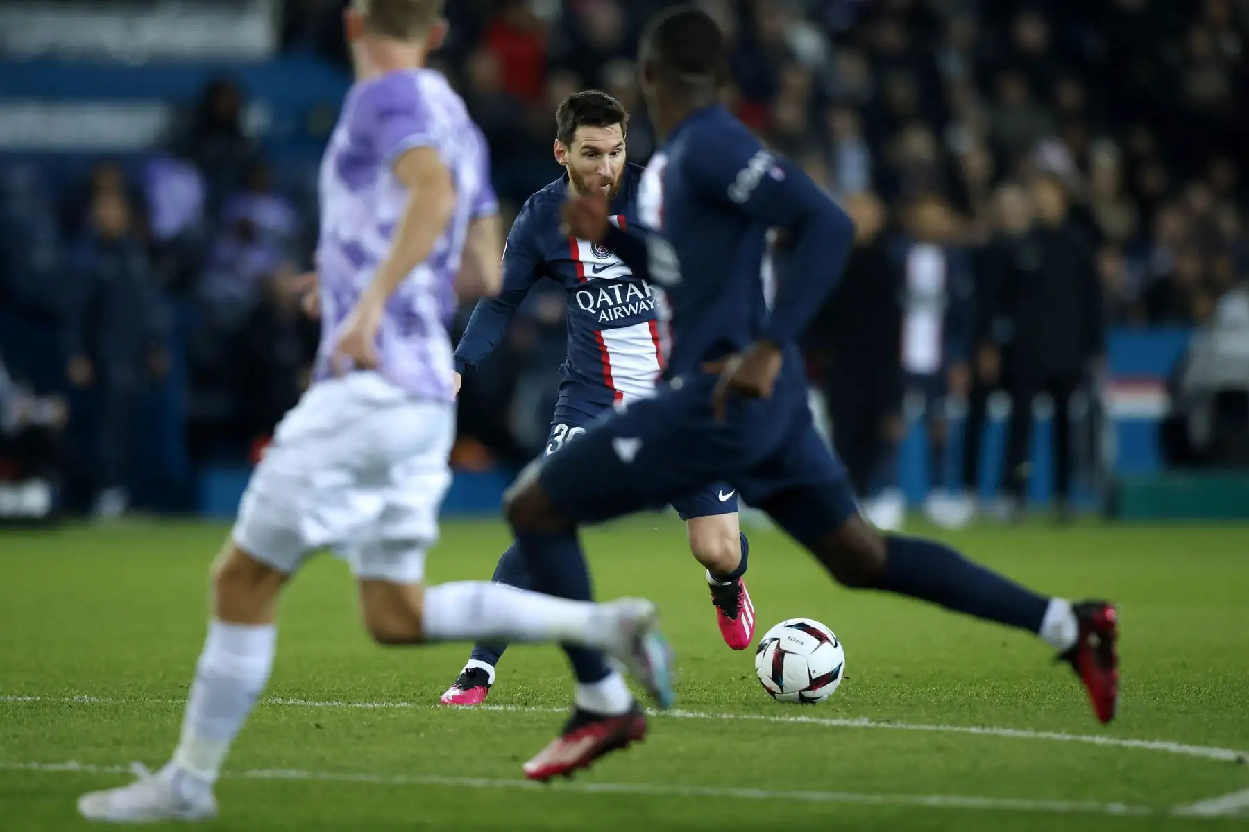 Lionel Messi del Paris Saint Germain en acción durante el partido de fútbol de la Ligue 1 francesa entre el PSG y el Toulouse FC en el estadio Parc des Princes de París, Francia.
Foto: EFE