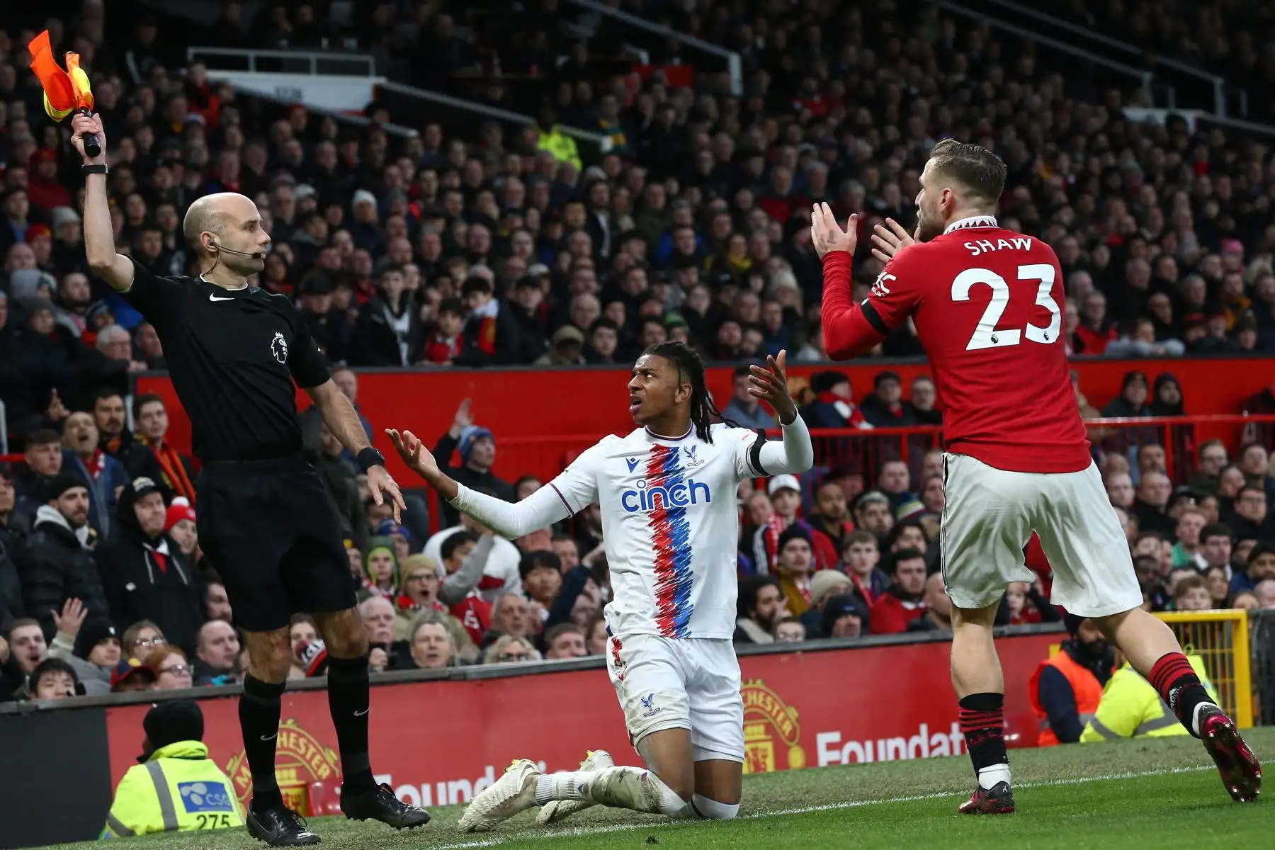 Michael Olise  del Crystal Palace y Luke Shaw del Manchester United reaccionan durante el partido de fútbol de la Premier League inglesa entre el Manchester United y el Crystal Palace en Manchester, Reino Unido.
Foto: EFE