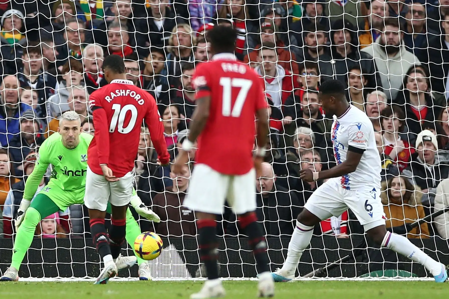 Marcus Rashford, del Manchester United, anota el 2-0 ante el portero del Crystal Palace, Vicente Guaita, durante el partido de fútbol de la Premier League inglesa entre el Manchester United y el Crystal Palace en Manchester, Gran Bretaña.
Foto: EFE