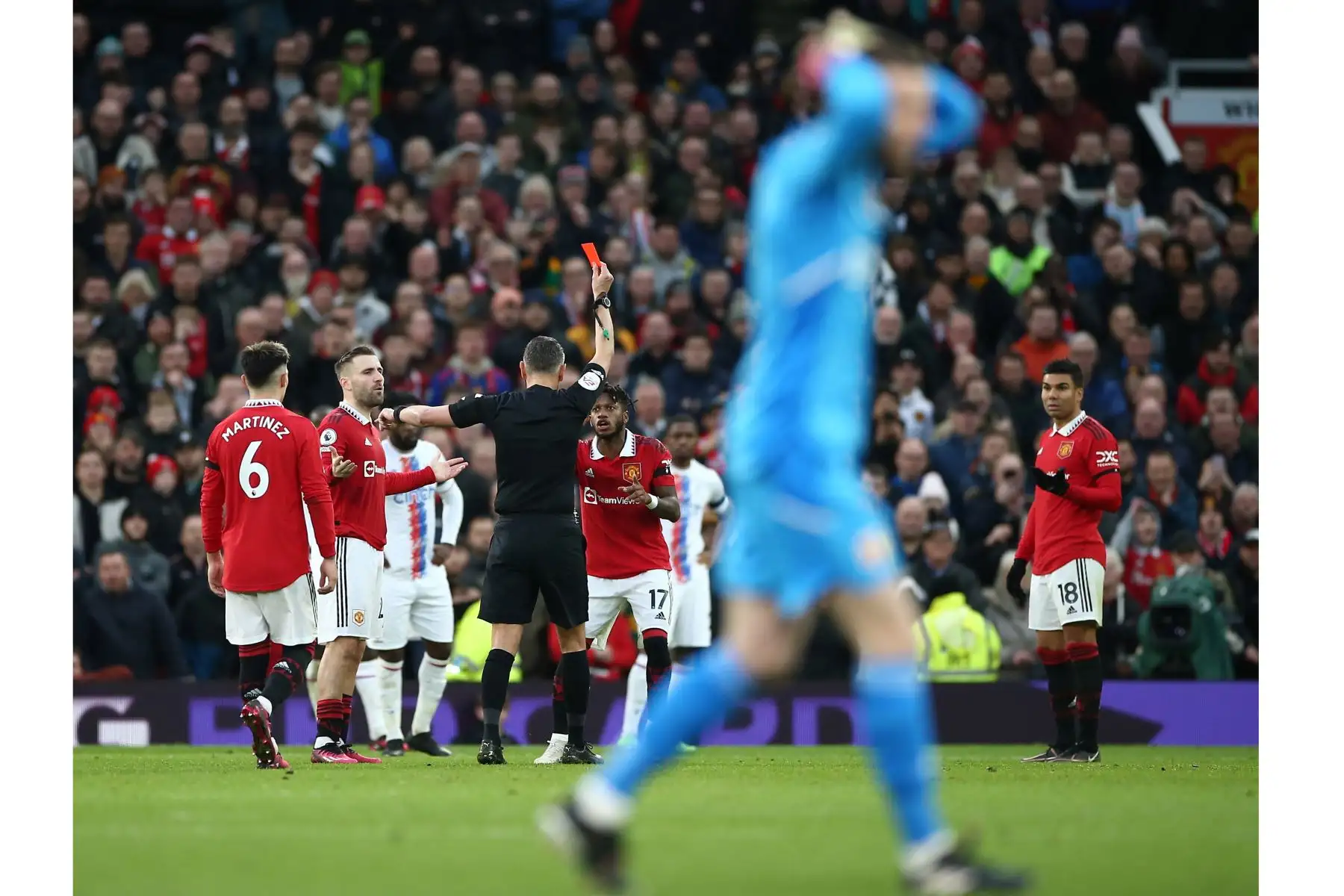 El árbitro Andre Marriner muestra una tarjeta roja a Casemiro  del Manchester United durante el partido de fútbol de la Premier League inglesa entre el Manchester United y el Crystal Palace en Manchester, Gran Bretaña.
Foto: EFE