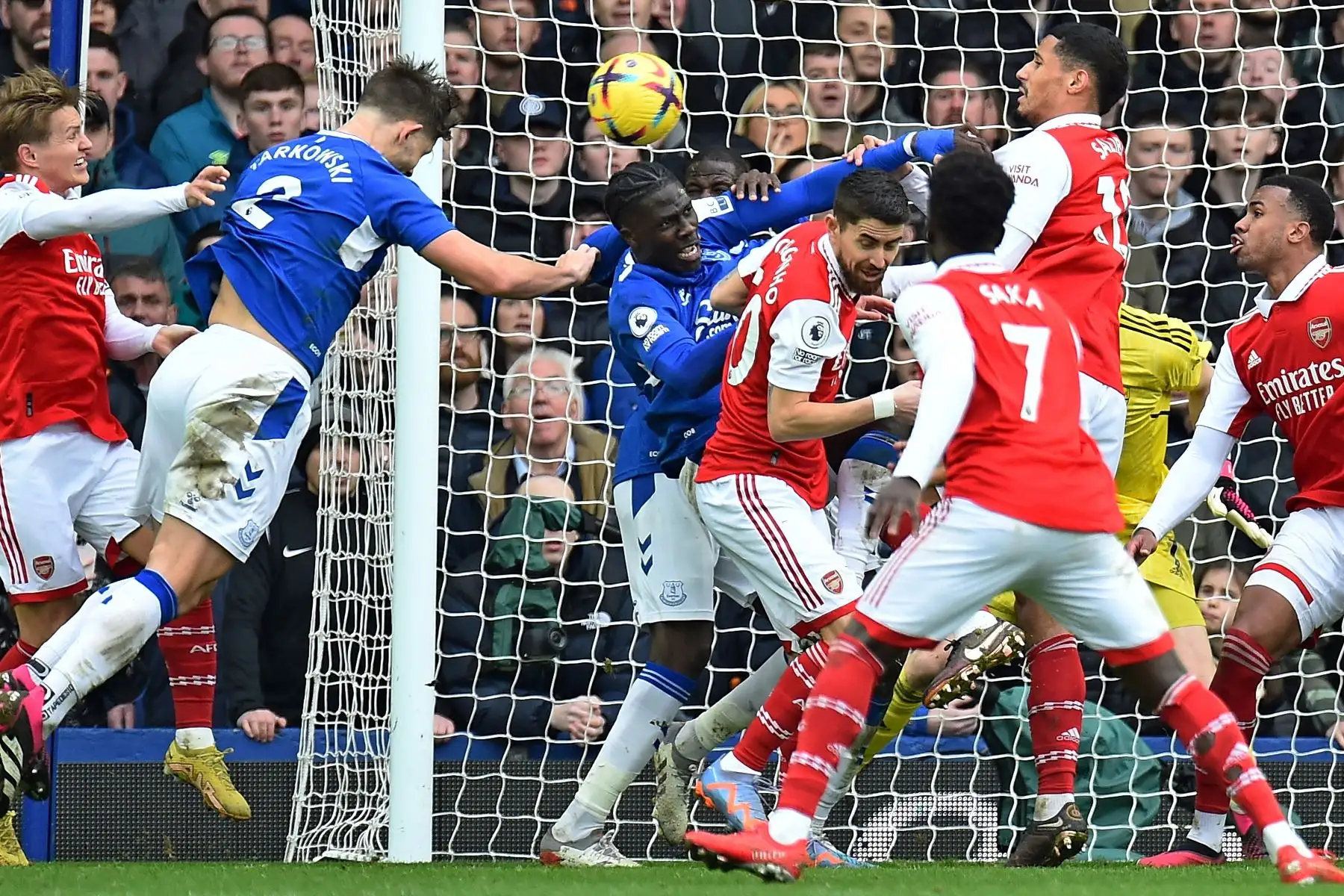 James Tarkowski del Everton anota el primer gol para la ventaja de 1-0 contra el Arsena durante el partido de fútbol de la Premier League inglesa entre el Everton FC y el Arsenal London en Liverpool, Gran Bretaña.
Foto: EFE