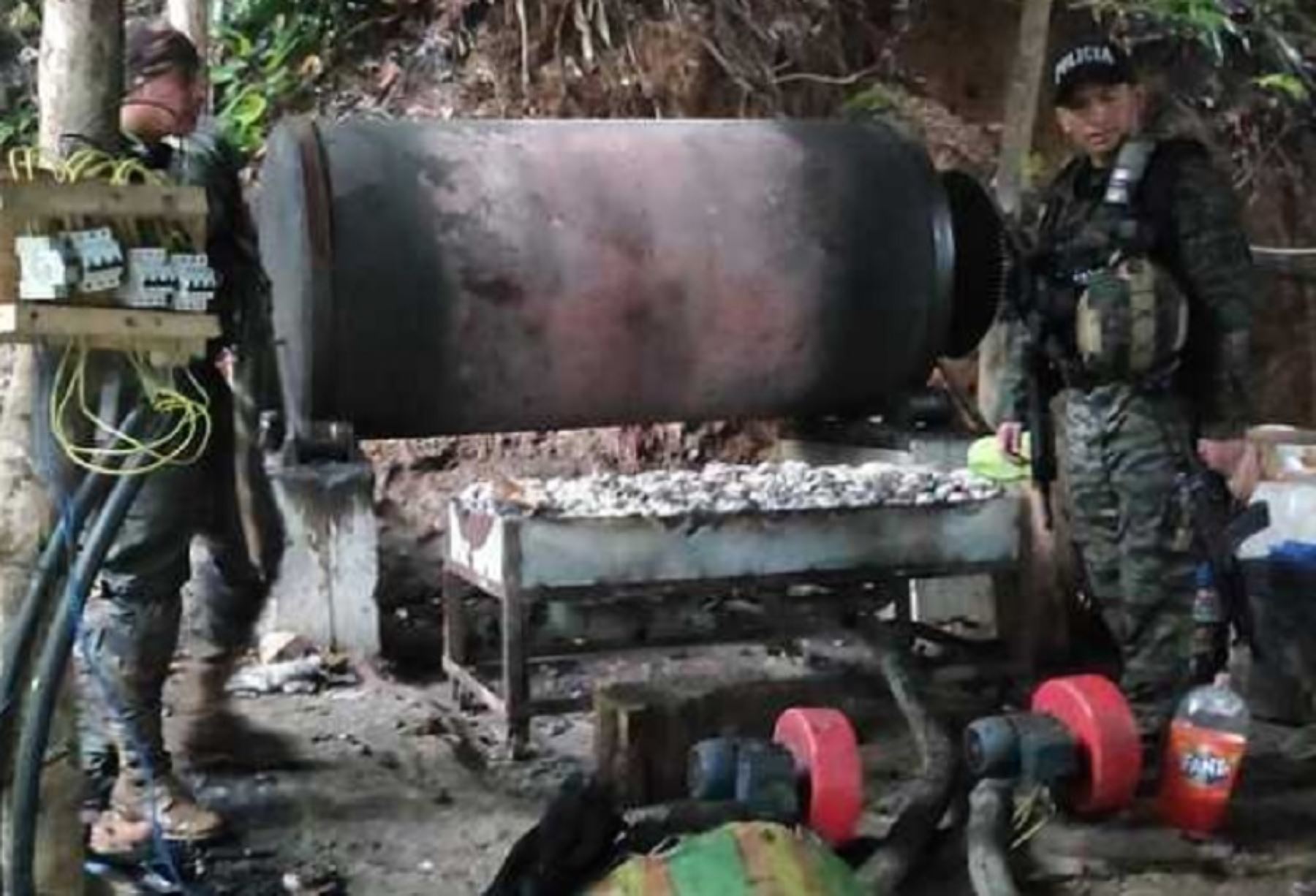Cuatro laboratorios destinados a la elaboración de droga fueron incinerados por miembros de la Policía Nacional del Peú, como resultado de un exitoso operativo efectuados en las regiones de Cusco y Huánuco.