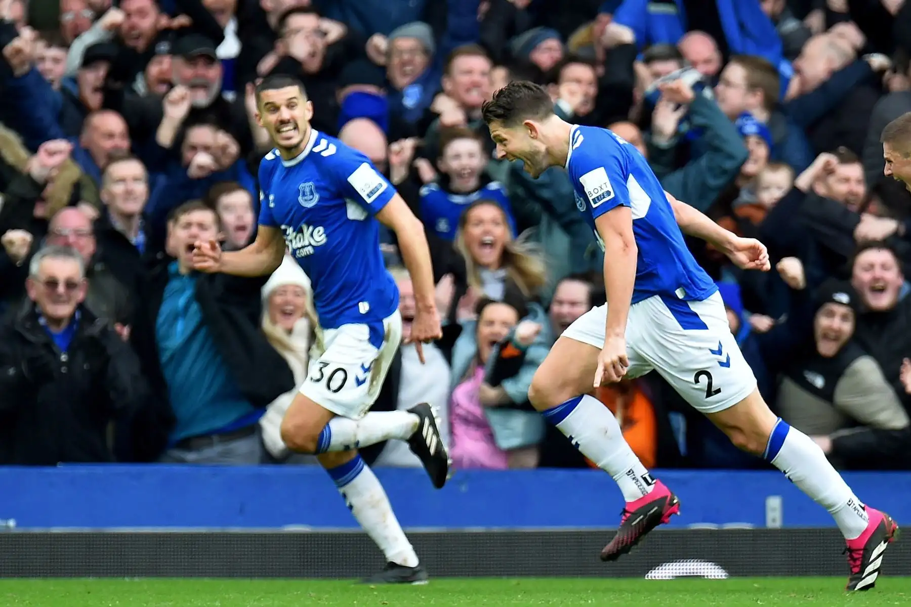 James Tarkowski del Everton reacciona después de anotar el gol inicial para la ventaja de 1-0 contra el Arsenal durante el partido de fútbol de la Premier League inglesa entre el Everton FC y el Arsenal de Londres en Liverpool, Gran Bretaña.
Foto: EFE
