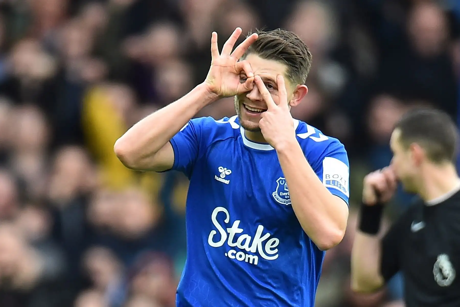 James Tarkowski, del Everton, reacciona tras anotar el primer gol para la ventaja de 1-0 contra el Arsenal durante el partido de fútbol de la Premier League inglesa entre el Everton FC y el Arsenal de Londres en Liverpool, Gran Bretaña.
Foto: EFE