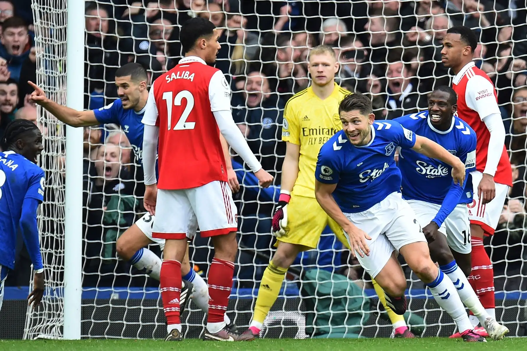 James Tarkowski del Everton reacciona tras anotar el 1-0 durante el partido de fútbol de la Premier League inglesa entre el Everton FC y el Arsenal London en Liverpool, Gran Bretaña.
Foto: EFE