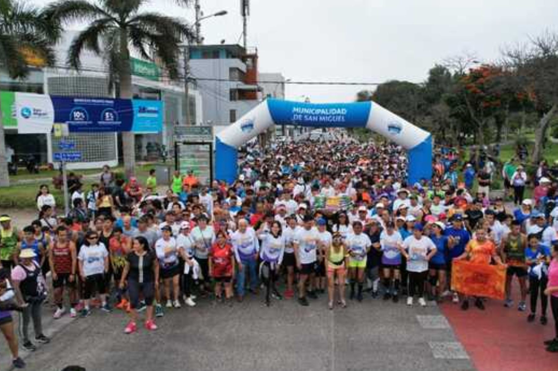 Bajo el lema “Gánale al cáncer, unamos lazos”, un total de 2780 personas participaron en la carrera “Desafío 5k”. Foto: Minsa
