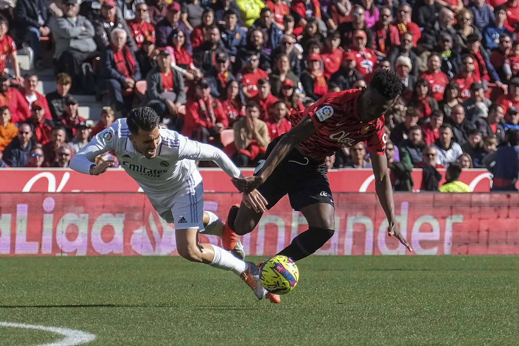 El centrocampista del Real Madrid Dani Ceballos  y el del Mallorca Idrissu Baba disputan el balón durante el Partido de La Liga que disputan el Mallorca y el Real Madrid en el estadio de Son Moix.
Foto: EFE