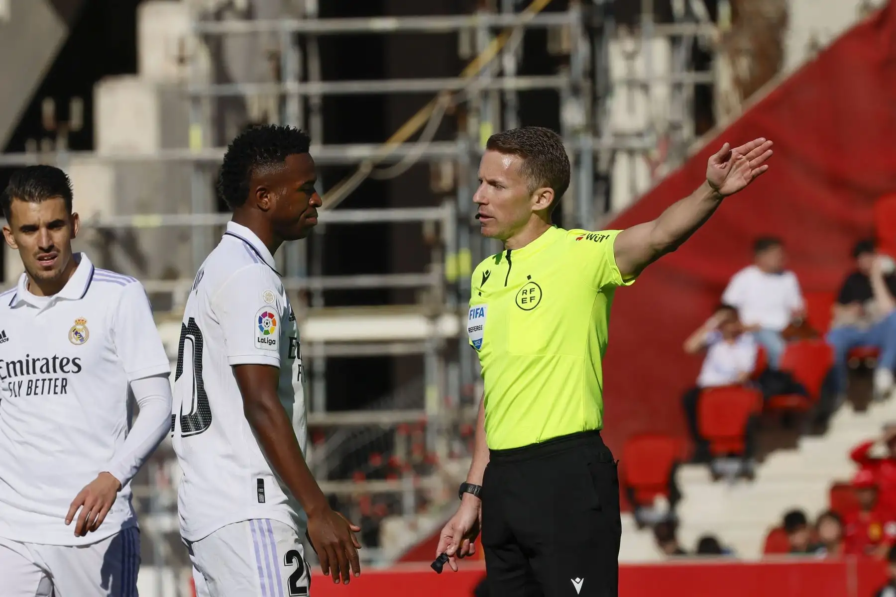 El árbitro Alejandro Hernández Hernández conversa con el delantero del Real Madrid Vinicius  durante el Partido de La Liga que juega el Mallorca y el Real Madrid en el estadio de Son Moix.
Foto: EFE
