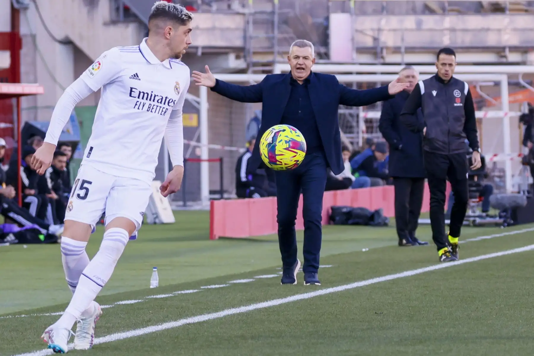 El centrocampista del Real Madrid Fede Valverde  pasa delante del entrenador del Real Mallorca Javier Aguirre durante el Partido de La Liga que juegan el Mallorca y el Real Madrid en el estadio de Son Moix.
Foto: EFE
