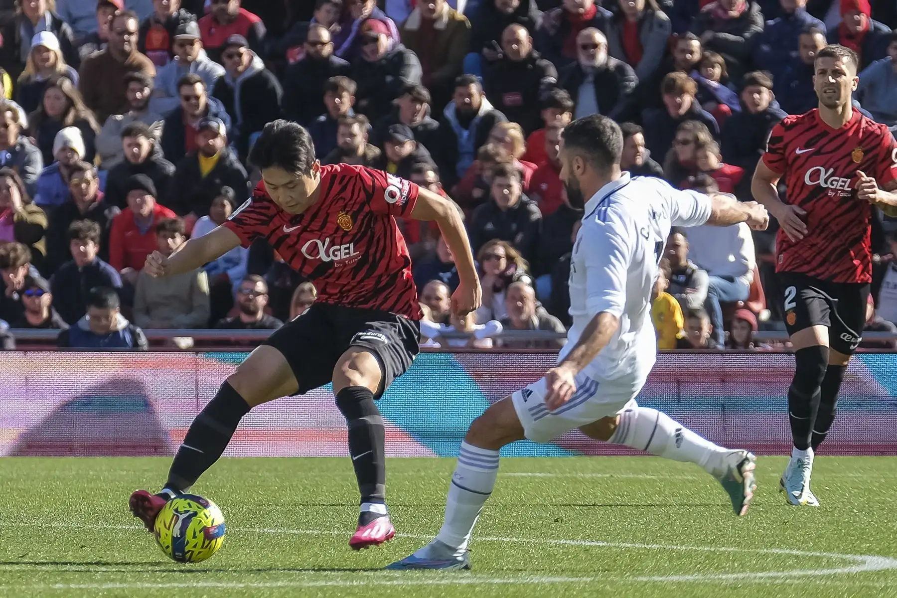 El defensa del Real Madrid Dani Carvajal  intenta evitar el avance del delantero coreano del Real Mallorca Kang In Lee  durante el Partido de La Liga que juegan el Mallorca y el Real Madrid en el estadio de Son Moix.
Foto: EFE