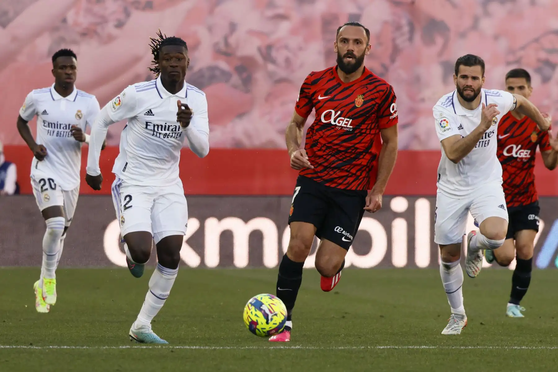 El delantero del Real Mallorca Muriqi disputa el balón ante la defensa del Real Madrid Eduardo Camavinga  durante el Partido de La Liga que juegan el Mallorca y el Real Madrid en el estadio de Son Moix.
Foto: EFE