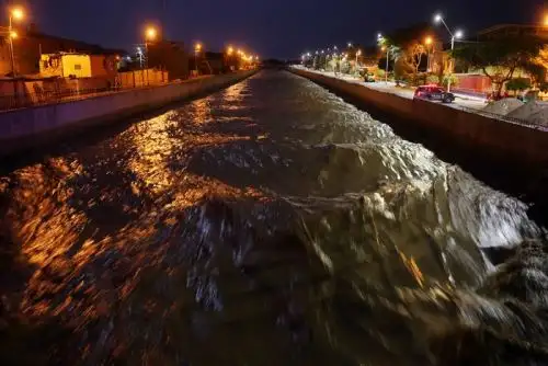 La noche del viernes último el río llegó a 110 metros cúbicos de agua, lo que originó que la pista en el pasaje La Tinguiña presenten grietas. Además, con el aumento del caudal el terreno ha cedido, apreciándose huecos de 60 centímetros de profundidad.