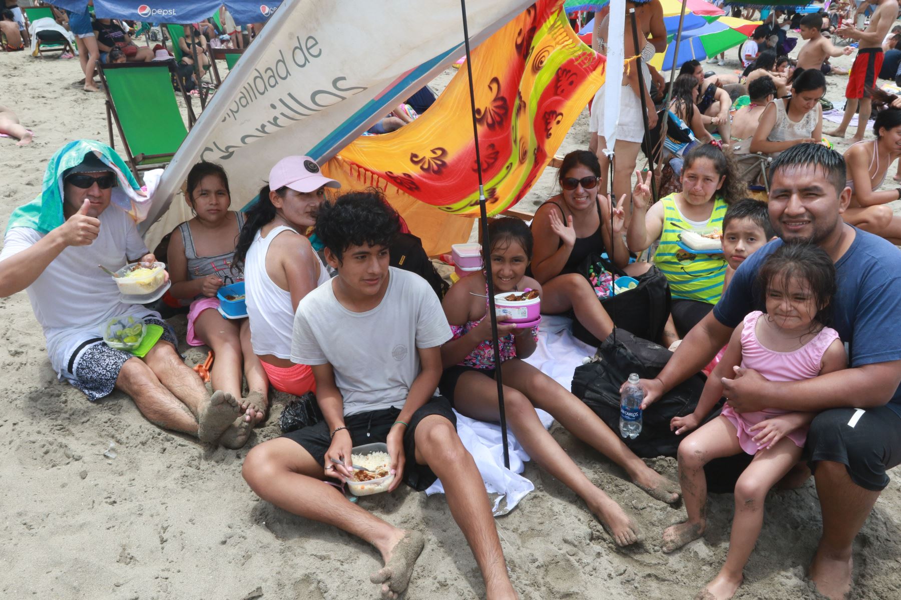 Veraneantes disfrutan de un domingo de playa en la Costa Verde, en el distrito de Chorrillos.
Foto: ANDINA/Héctor Vinces