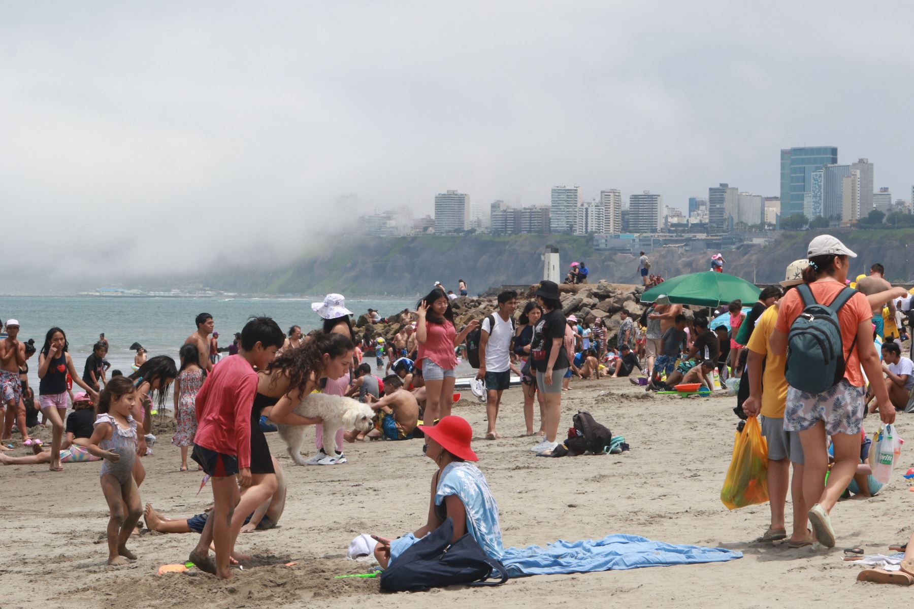 Veraneantes disfrutan de un domingo de playa en la Costa Verde, en el distrito de Chorrillos.
Foto: ANDINA/Héctor Vinces