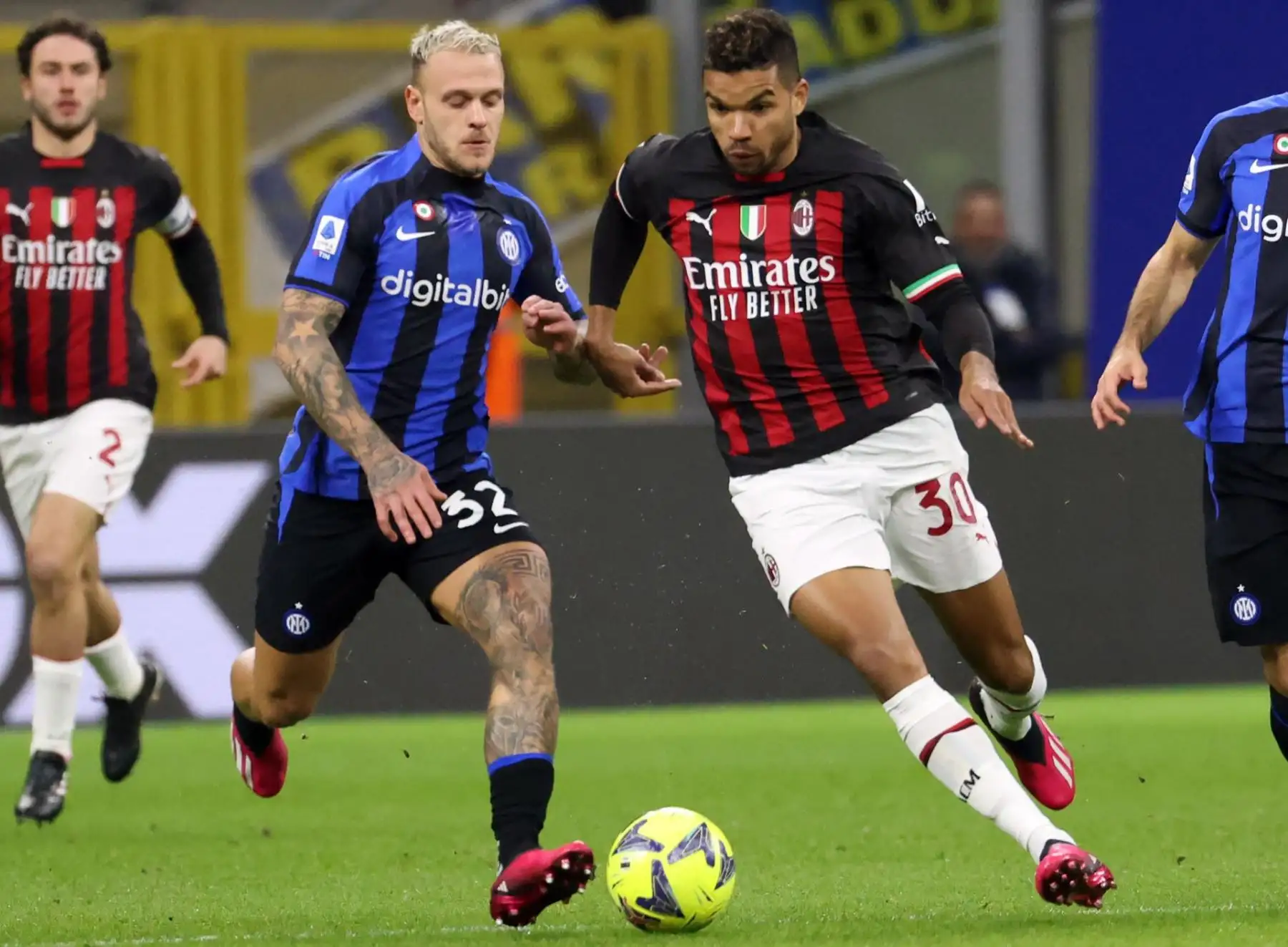 Inter Milan Federico Dimarco (L) desafía el balón Junior Messias del AC Milan durante el partido de fútbol de la Serie A italiana entre el FC Inter y el Ac Milan en el estadio Giuseppe Meazza de Milán, Italia, el 05 de febrero de 2023. (Italia)

Foto: EFE