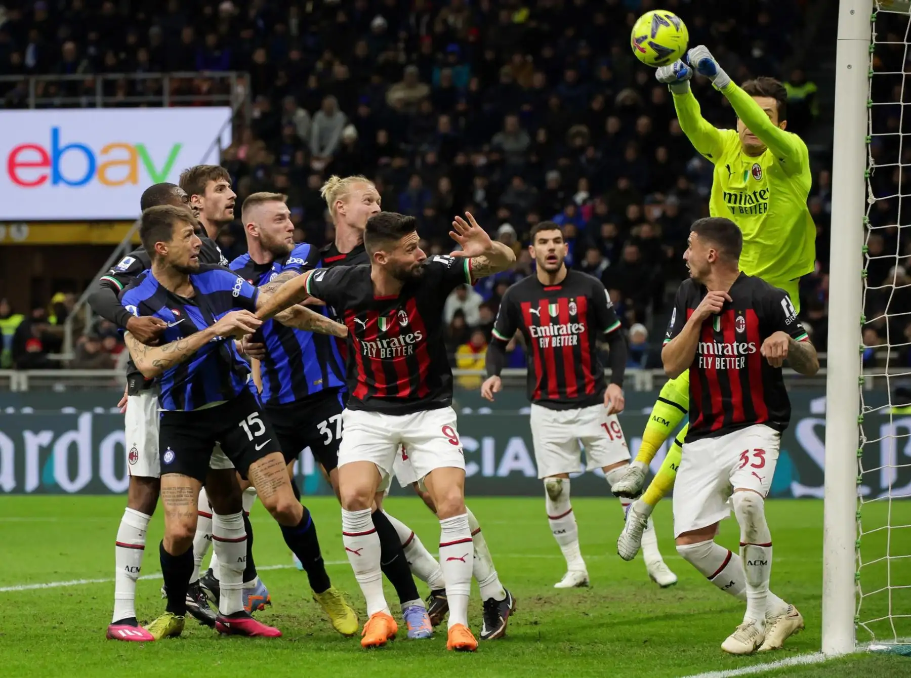 El portero del AC Milan, Ciprian Tatarusanu, en acción durante el partido de fútbol de la Serie A italiana entre el FC Inter de Milán y el AC Milan en el estadio Giuseppe Meazza de Milán, Italia, el 05 de febrero de 2023. (Italia, Estados Unidos)

Foto: EFE