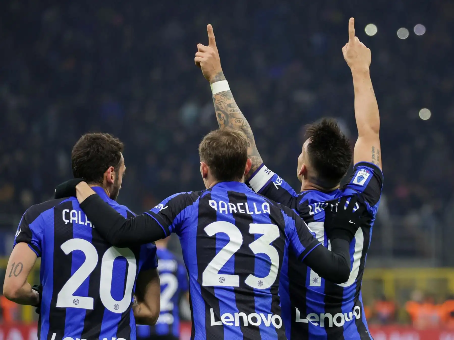 El delantero del FC Inter de Milán, Lautaro Martínez (d), se regocija después de marcar un gol durante el partido de fútbol de la Serie A italiana entre el FC Inter de Milán y el AC Milán en el estadio Giuseppe Meazza de Milán, Italia, el 05 de febrero de 2023.

Foto: EFE