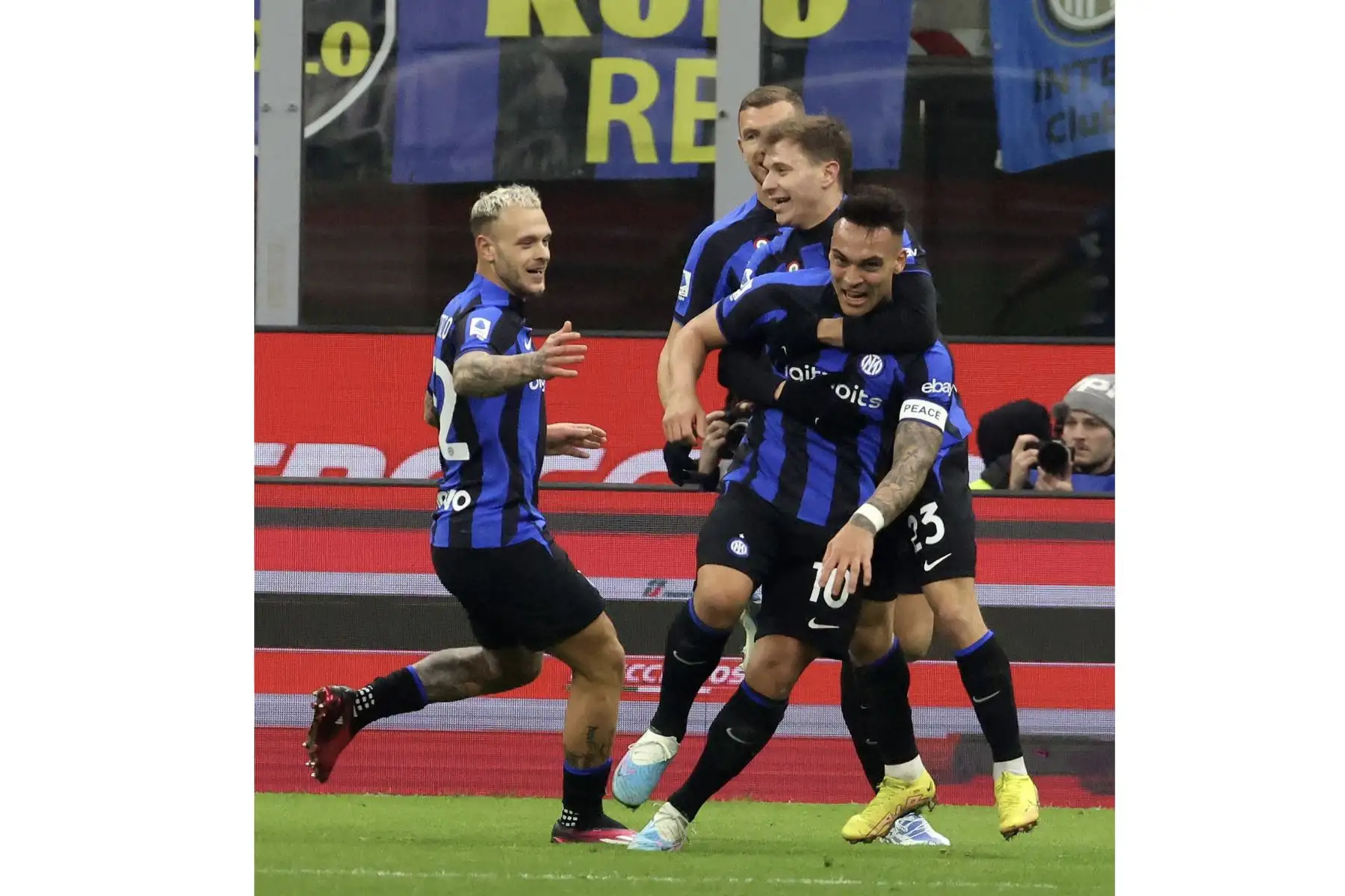 Lautaro Martínez (R) del Inter de Milán se regocija con sus compañeros de equipo después de marcar el gol de apertura durante el partido de fútbol de la Serie A italiana entre el FC Inter y el Ac Milan en el estadio Giuseppe Meazza de Milán, Italia, el 05 de febrero de 2023.

Foto: EFE