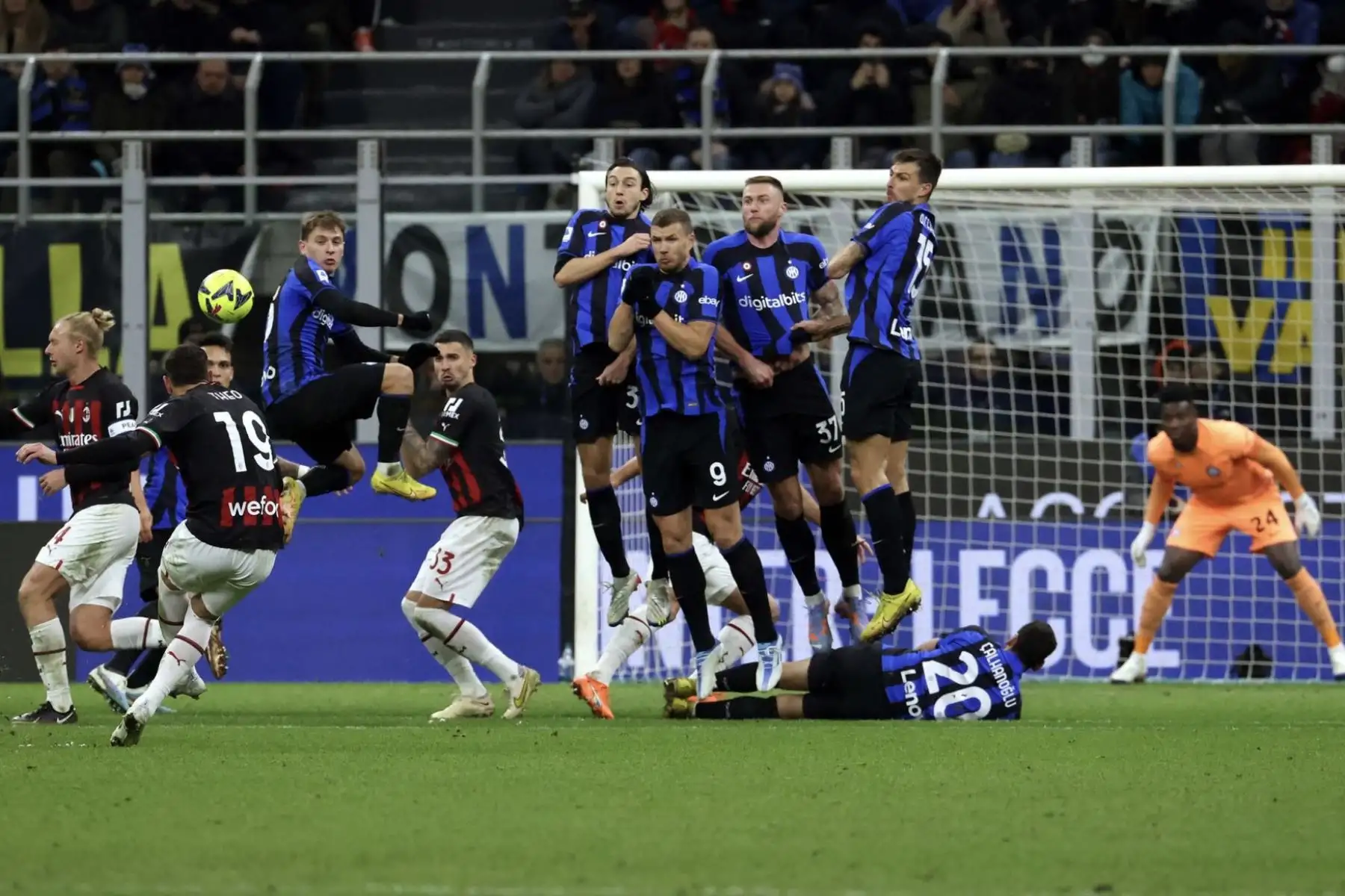 Theo Hernandez (L) del AC Milan realiza un tiro libre durante el partido de fútbol de la Serie A italiana entre el FC Inter y el Ac Milan en el estadio Giuseppe Meazza de Milán, Italia, el 05 de febrero de 2023.
Foto: EFE