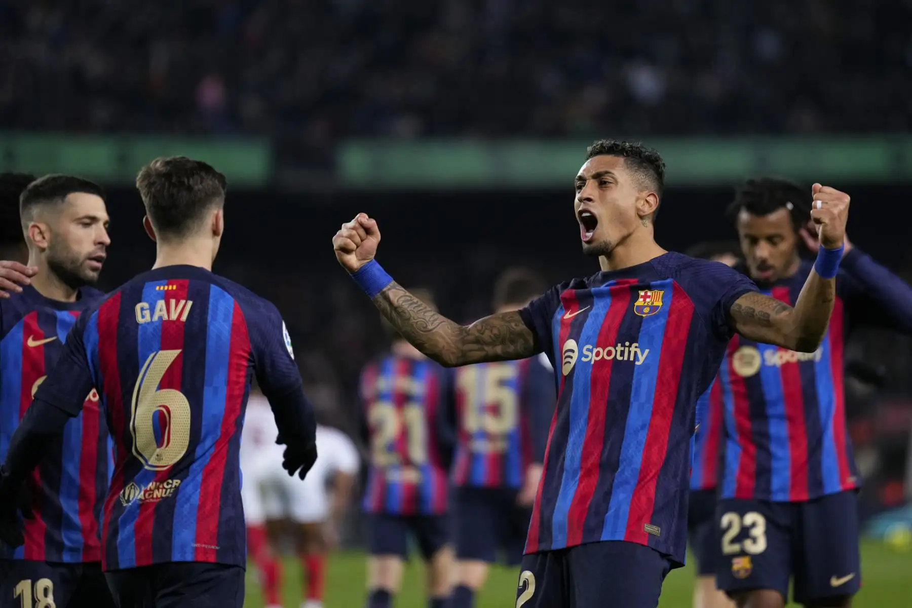 El delantero brasileño del FC Barcelona Raphinha (d) celebra su gol en el partido de la jornada 20 de LaLiga que FC Barcelona y Sevilla FC disputan hoy domingo en el Camp Nou. 
Foto: EFE