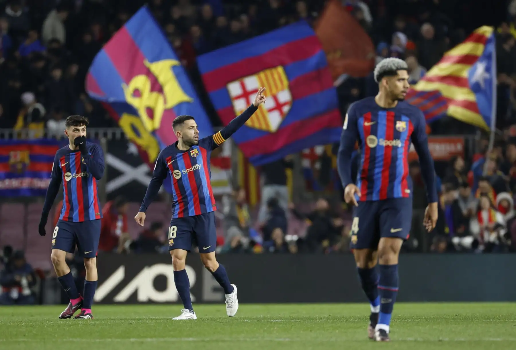 El defensa del FC Barcelona Jordi Alba (2i) celebra su gol en el partido de la jornada 20 de LaLiga que FC Barcelona y Sevilla FC disputan hoy domingo en el Camp Nou. 
Foto: EFE