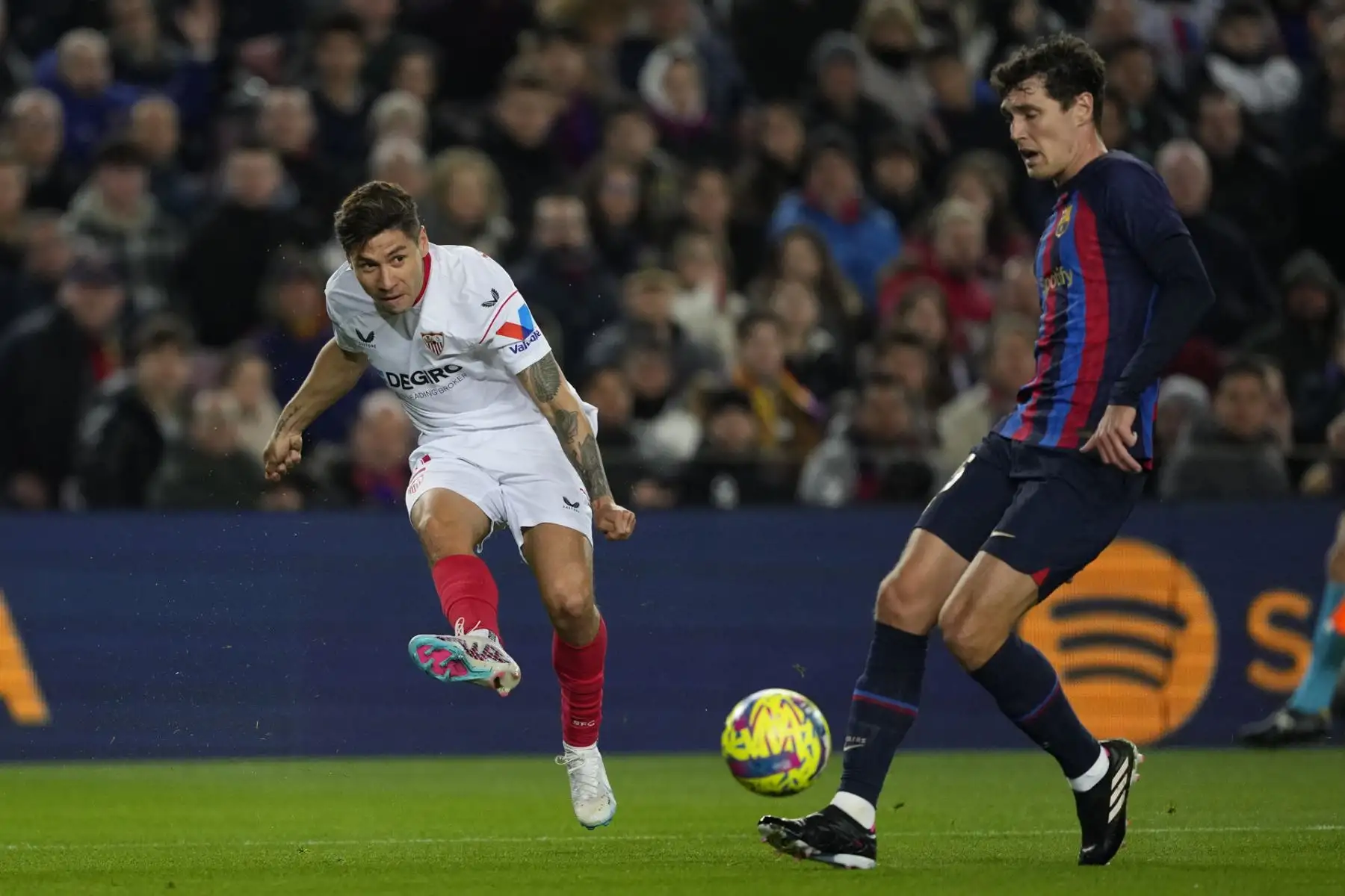 El defensa del FC Barcelona Andreas Christensen (d) defiende ante el argentino Gonzalo Montiel, del Sevilla FC, durante el partido de la jornada 20 de LaLiga que FC Barcelona y Sevilla FC disputan hoy domingo en el Camp Nou.

Foto: EFE