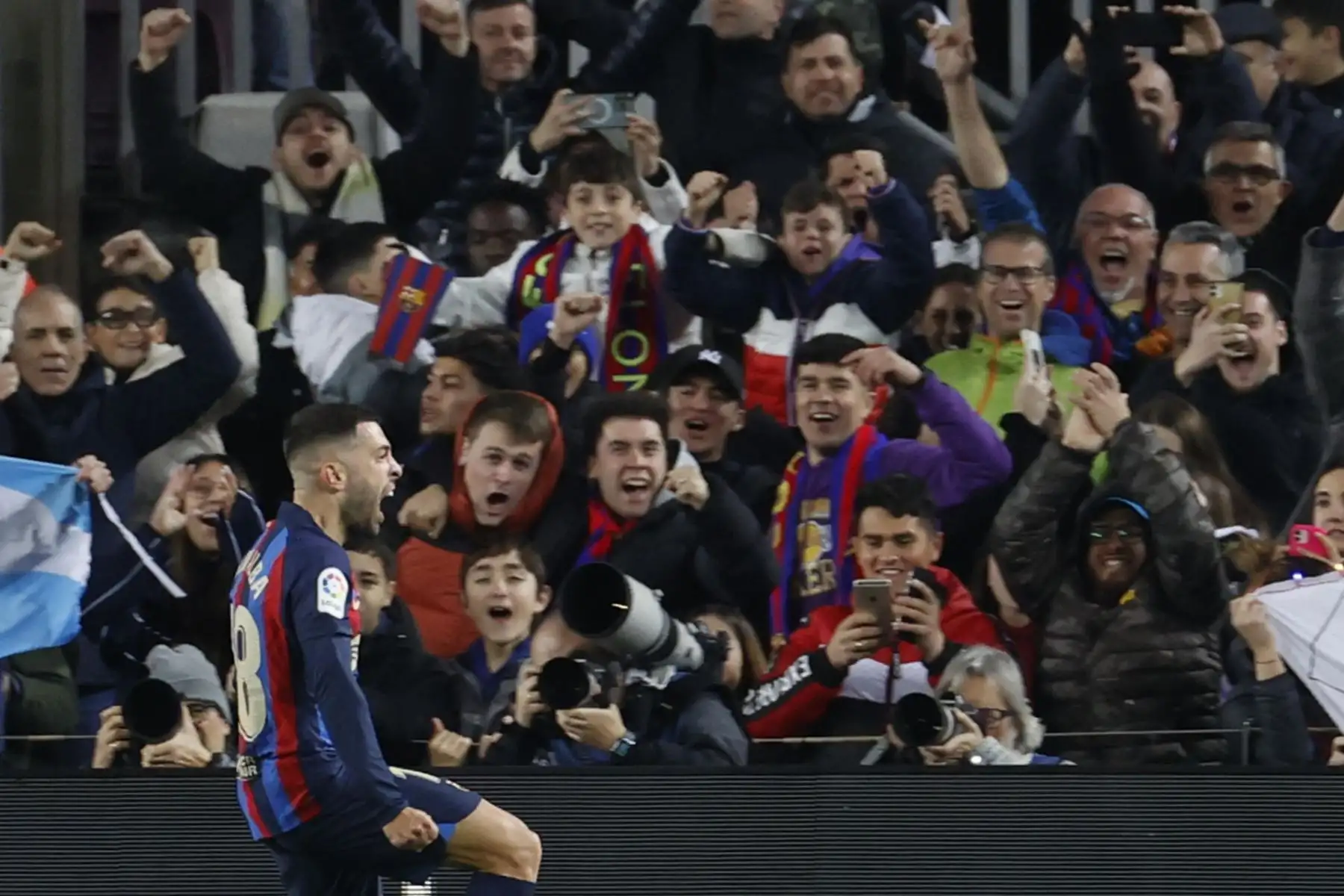El defensa del FC Barcelona Jordi Alba celebra su gol en el partido de la jornada 20 de LaLiga que FC Barcelona y Sevilla FC disputan hoy domingo en el Camp Nou.

Foto: EFE