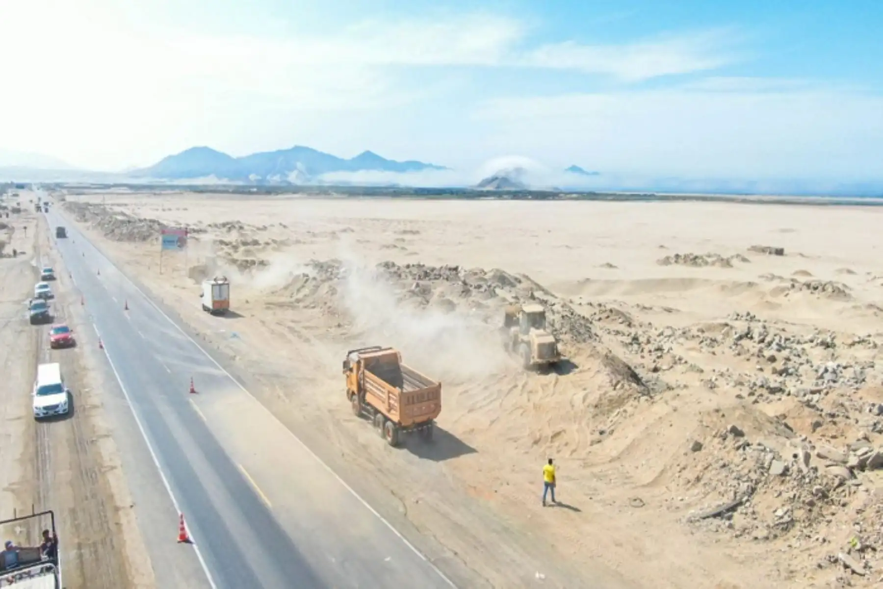 La campaña que se lleva a cabo en los costados laterales de la Panamericana Norte, donde algunos vecinos arrojan sus residuos, pese a la prohibición.