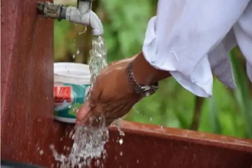 Las empresas prestadoras de servicios de saneamiento (EPS) potabilizan el agua captada de ríos, canales, quebradas, así como de fuentes de agua subterránea.