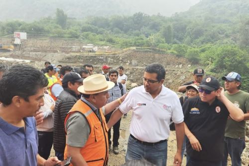 El viceministro de Transportes, Alberto Ñecco, acudió  Huarochirí  para tomar las medidas correspondientes ante colapso del puente Verde.